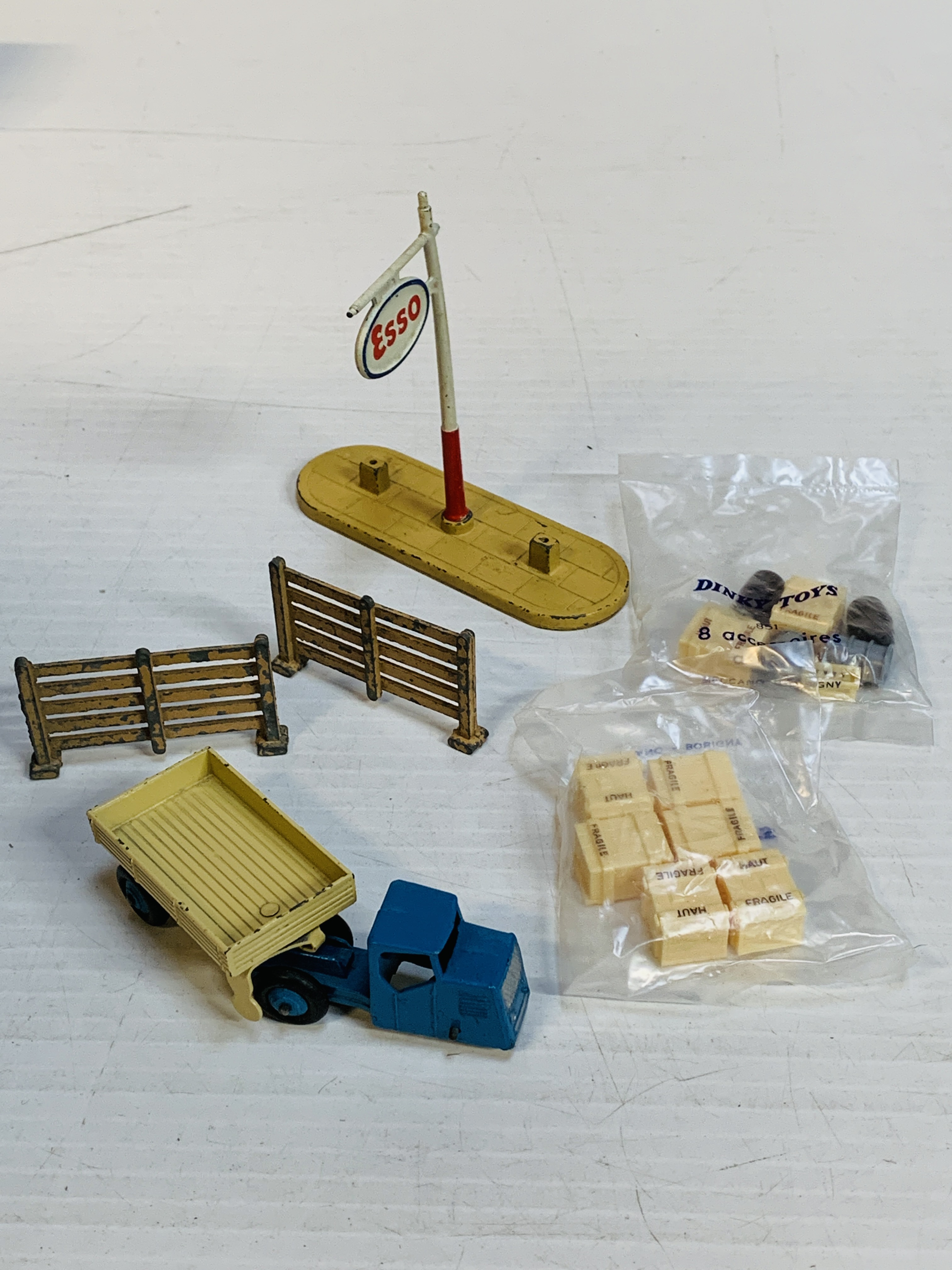 Dinky Toys 'Esso' Sign, barrels and crates; and a Dinky Toys 3 wheel truck and trailer - Image 2 of 2