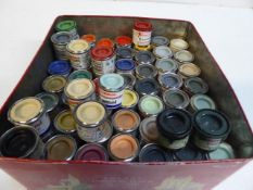 Tin containing a large quantity of small enamel paints