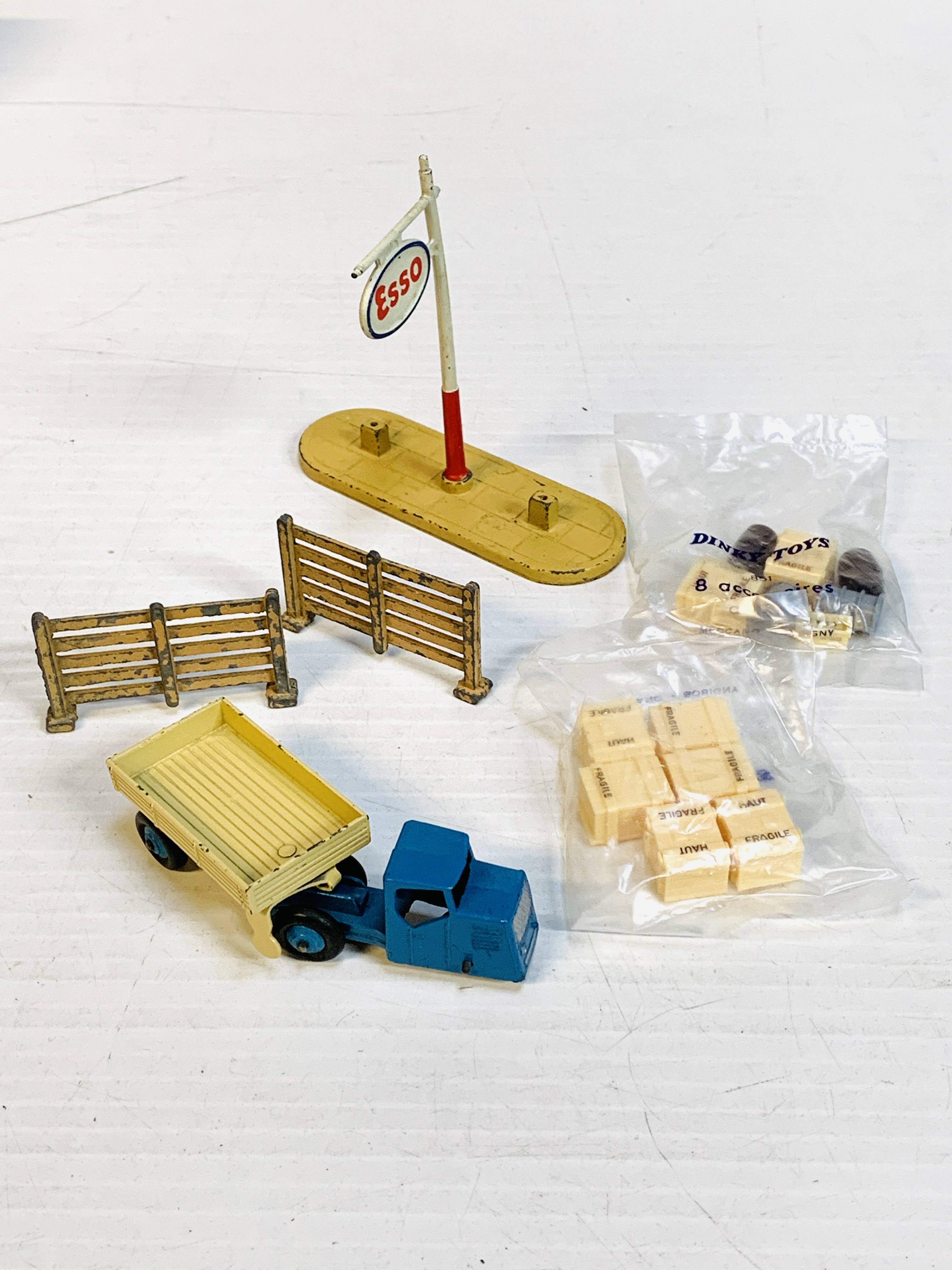 Dinky Toys 'Esso' Sign, barrels and crates; and a Dinky Toys 3 wheel truck and trailer