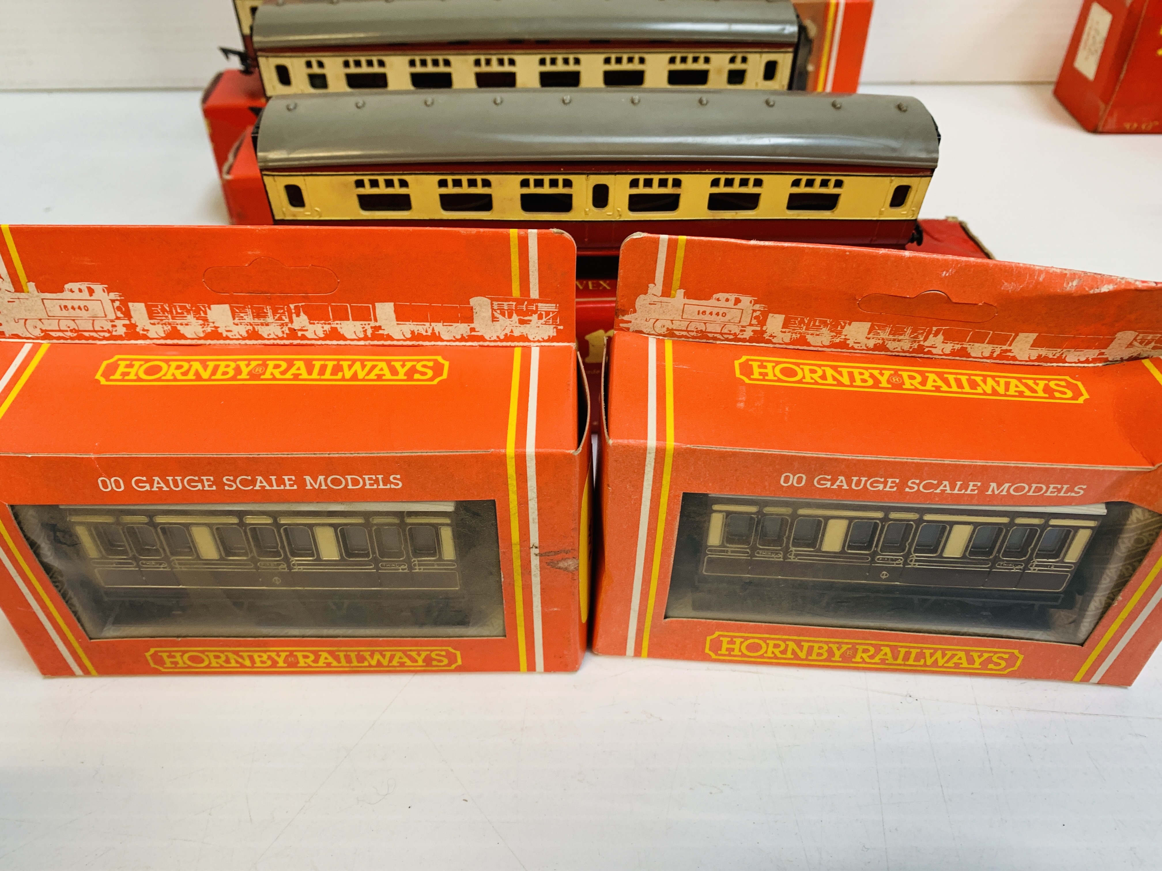 7 Hornby and Tri-ang railway coaches. - Image 5 of 5