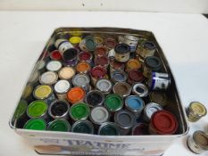 Tin containing a large quantity of small enamel paints