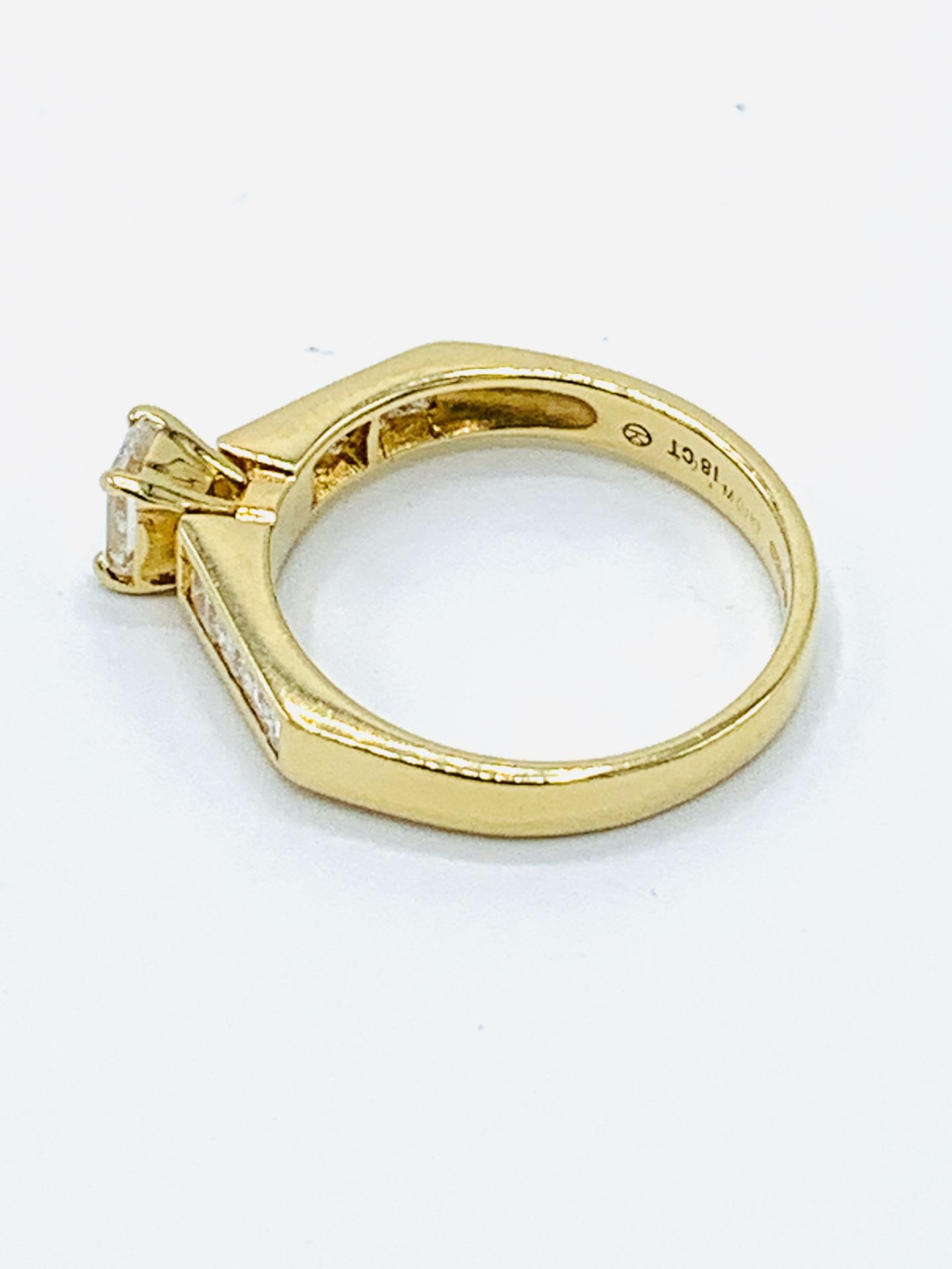 750 gold ring with baguette cut centre diamond and diamonds to shoulders - Image 5 of 5