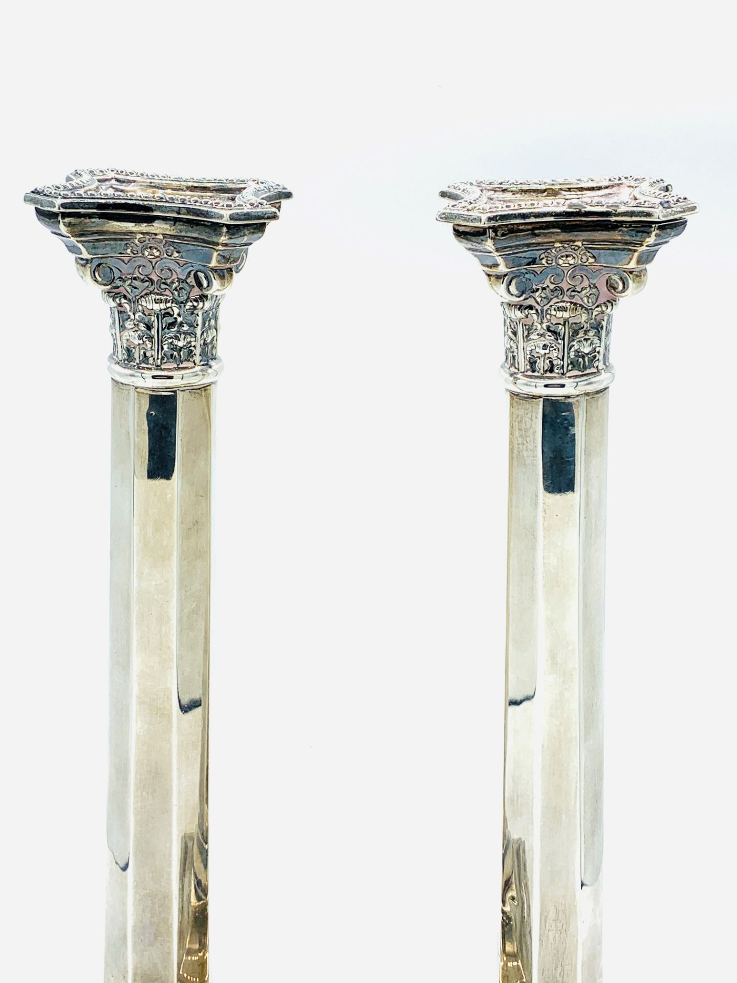 A pair of sterling silver candlesticks of Corinithian column design hallmarked London 1944 - Image 3 of 4