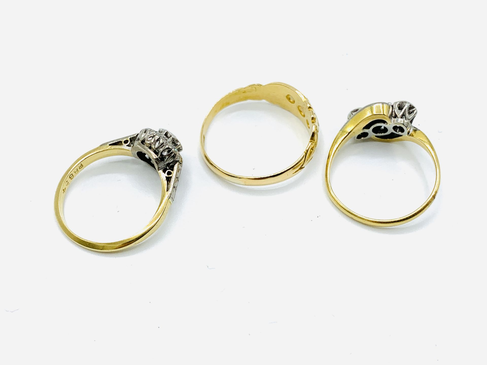 Two 18ct gold and platinum diamond rings and an 18ct gold ring - Image 5 of 5