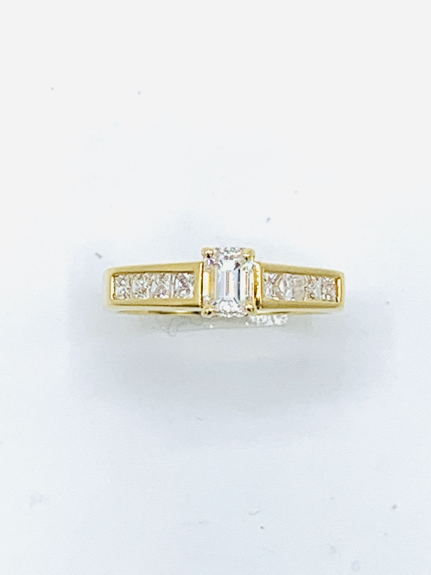 750 gold ring with baguette cut centre diamond and diamonds to shoulders - Image 4 of 5