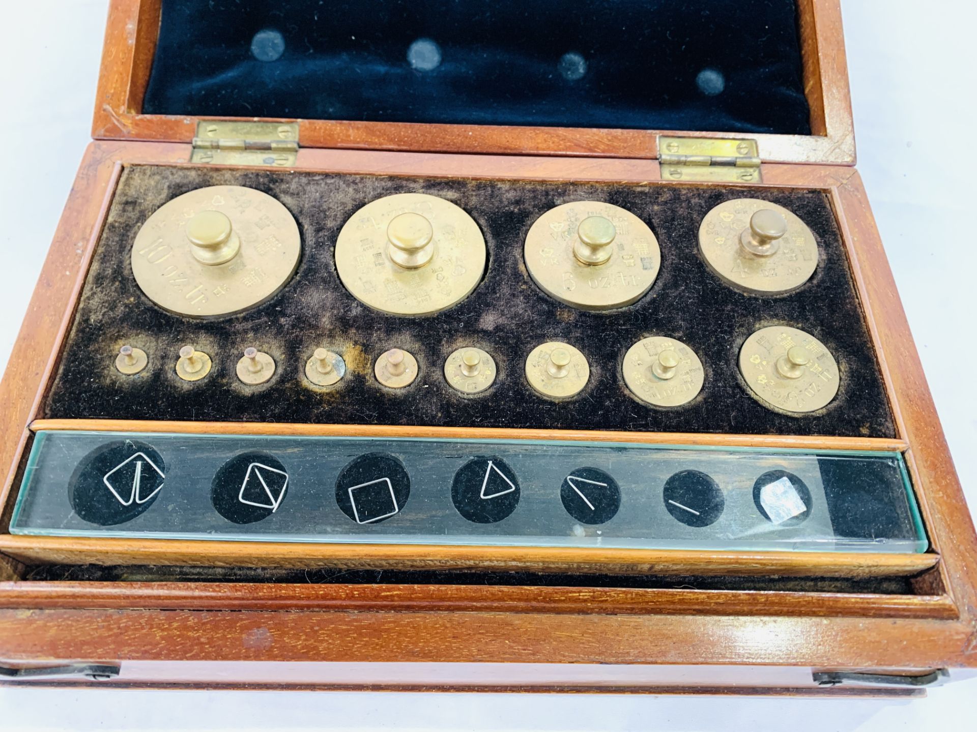 Mahogany box of weights labelled "Standard Apothecaries Weights, County of Wilts, De Grave, London" - Image 2 of 6