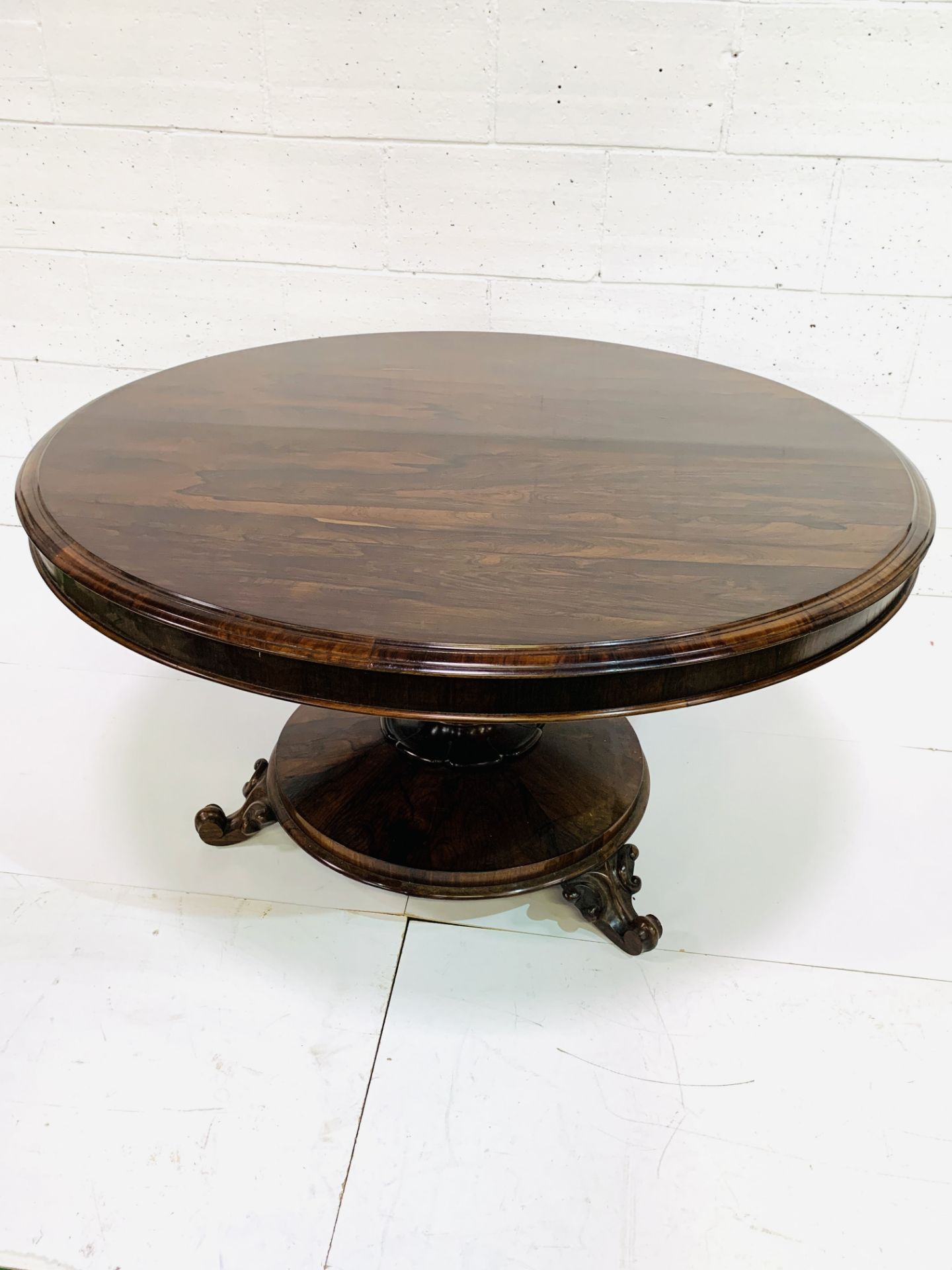 Victorian circular Rosewood tilt top table - Image 7 of 9