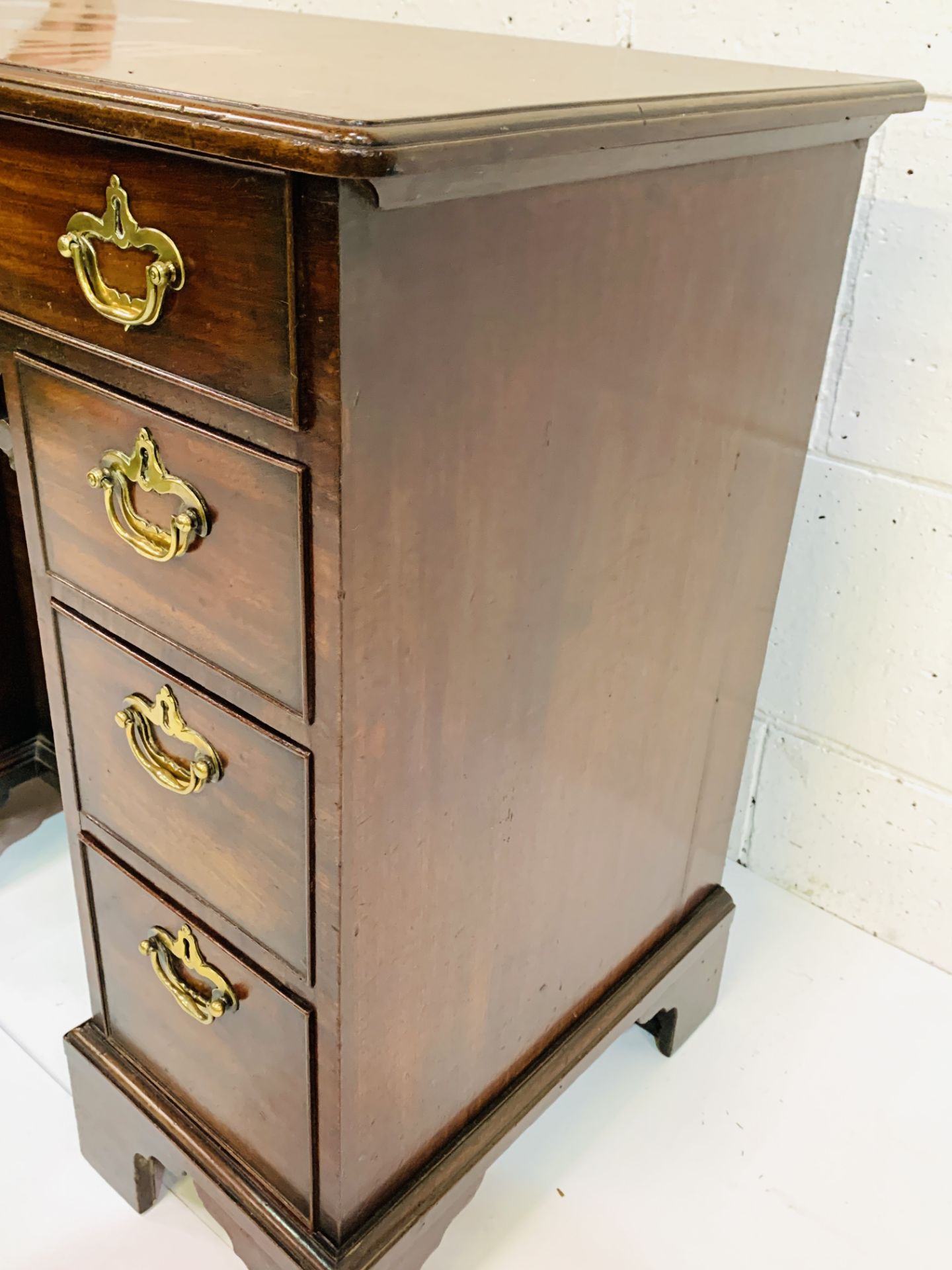 Georgian mahogany kneehole desk - Image 8 of 9