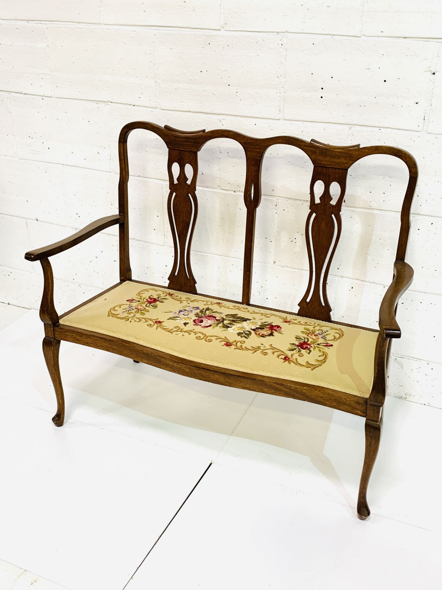 Mahogany framed two seat settle - Image 2 of 3