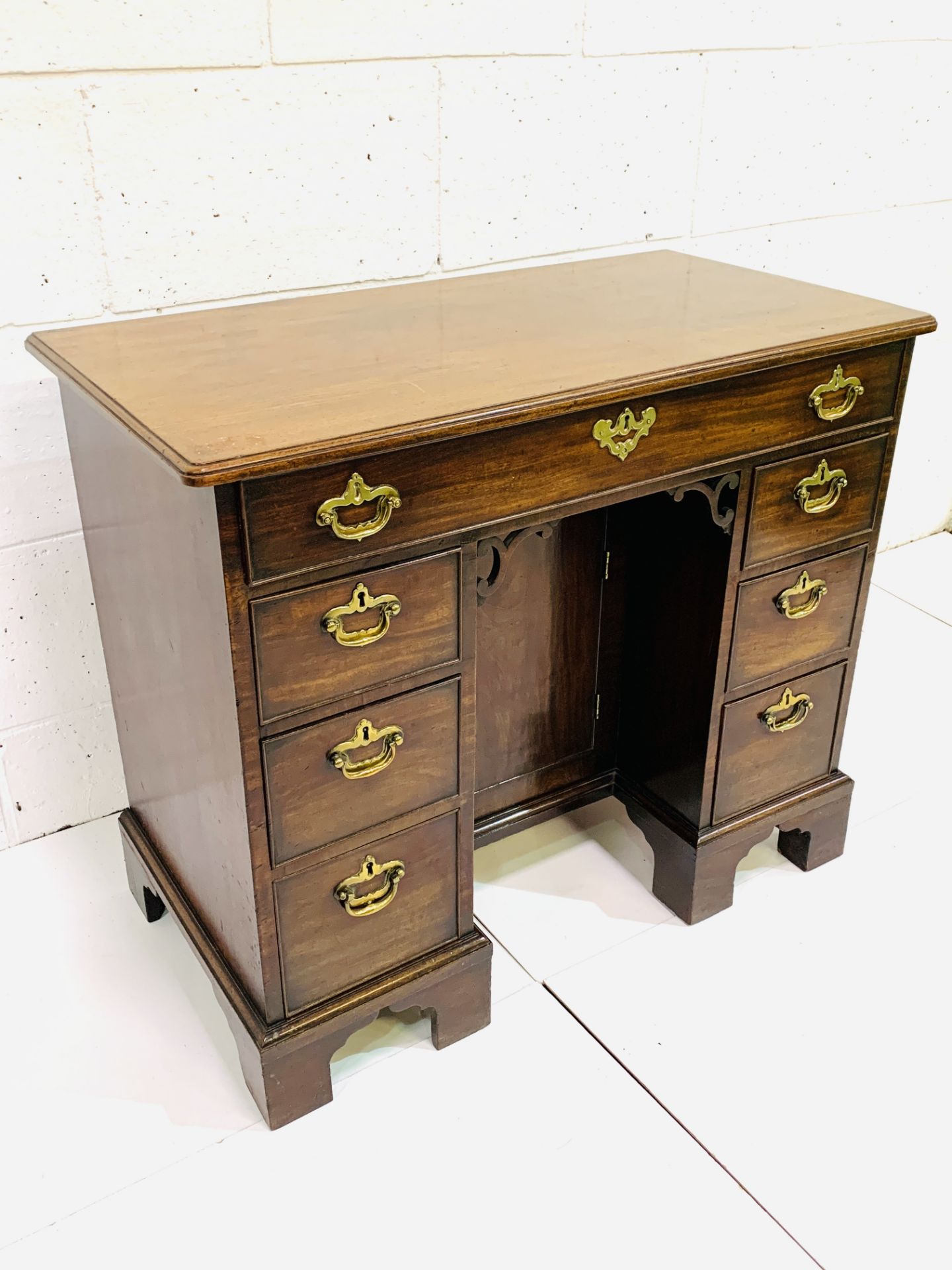Georgian mahogany kneehole desk - Image 4 of 9