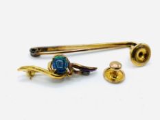 15ct gold stock pin, a 9ct gold stud and an opal doublet set brooch