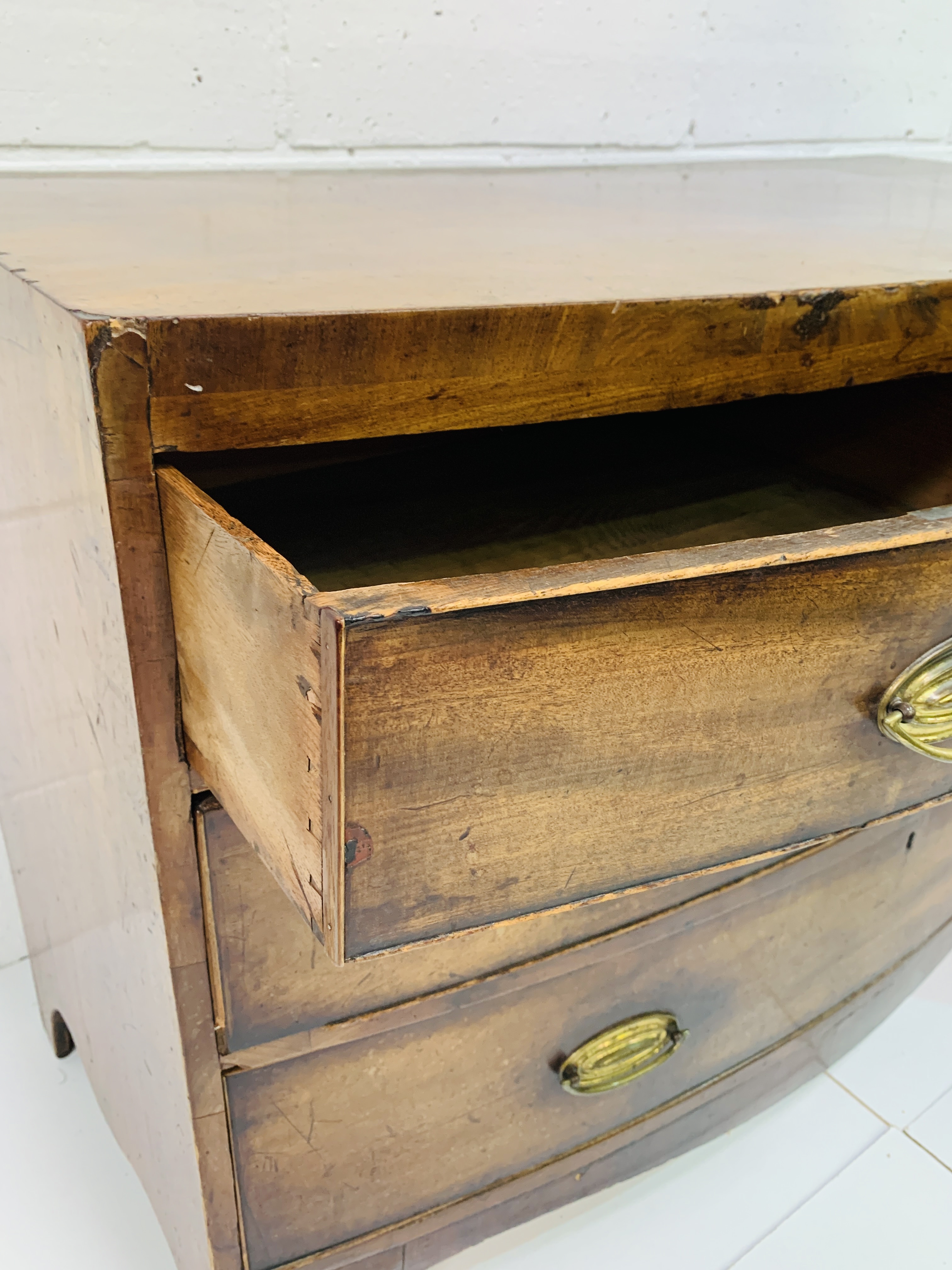 Early 19th Century bow fronted mahogany veneer chest of drawers - Image 7 of 7