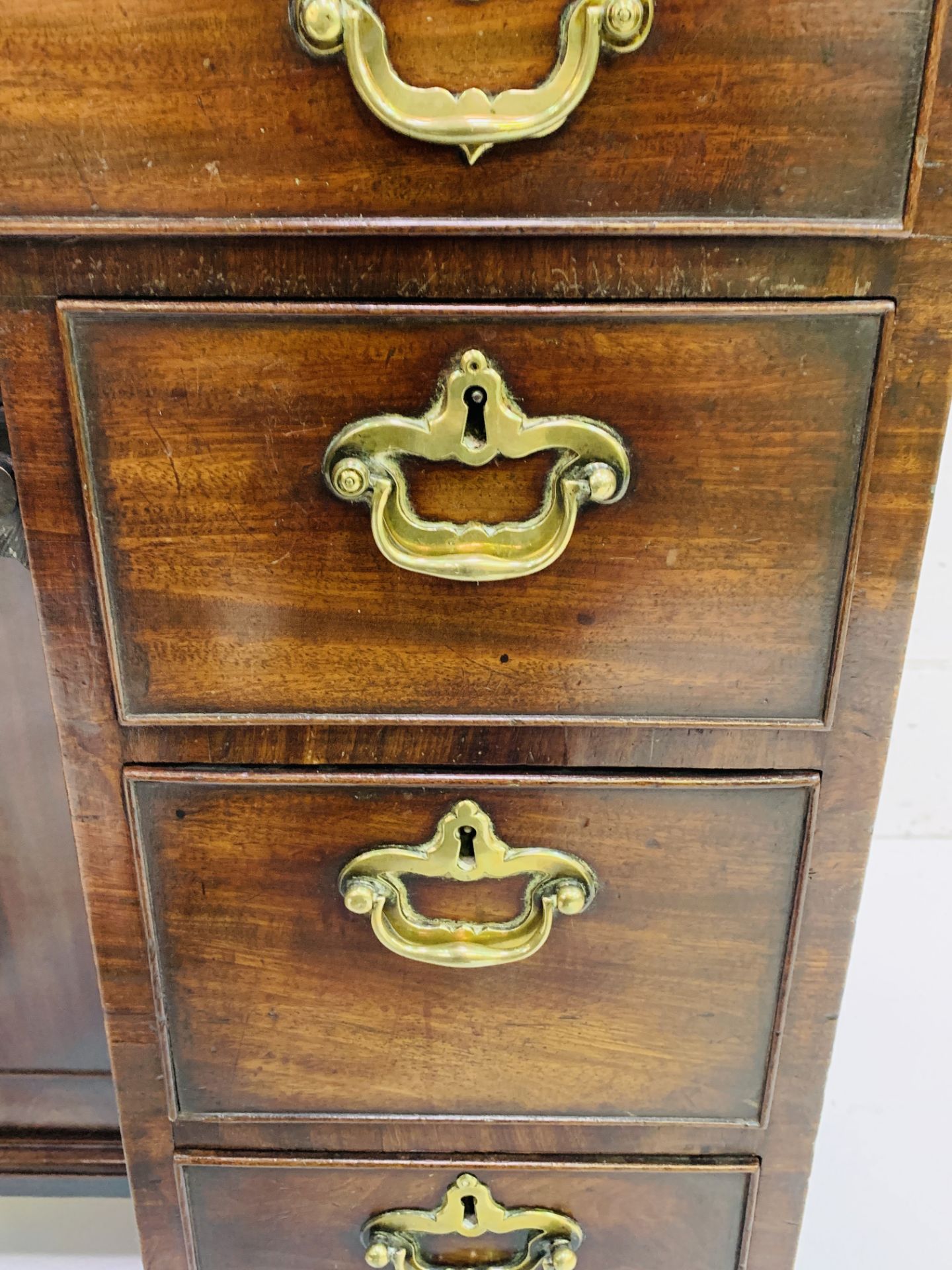 Georgian mahogany kneehole desk - Image 7 of 9