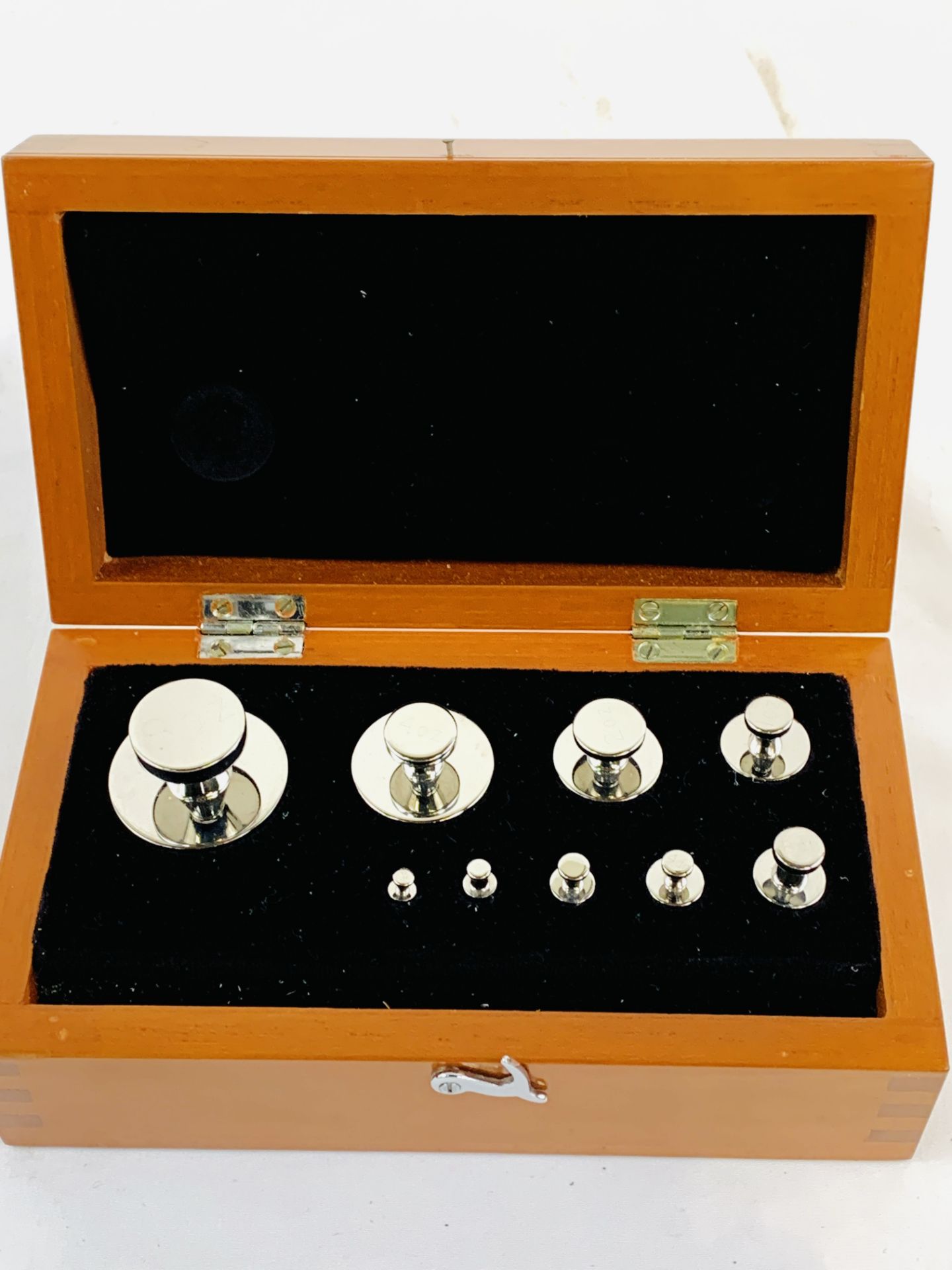 A boxed set of polished metal weights, from 1/2 dram to 8oz - Image 2 of 2