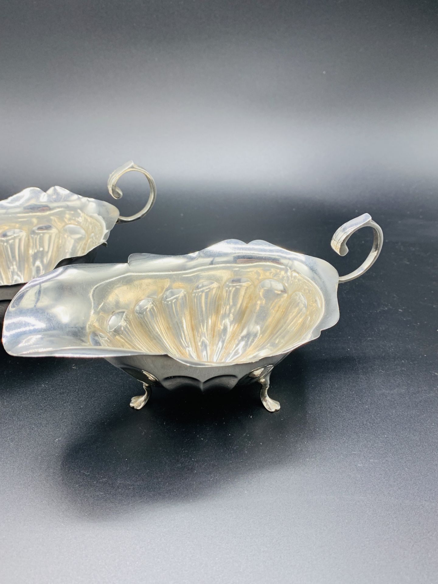 A pair of silver sauce boats hallmarked Sheffield 1919 by James Deakin & Sons - Image 2 of 6