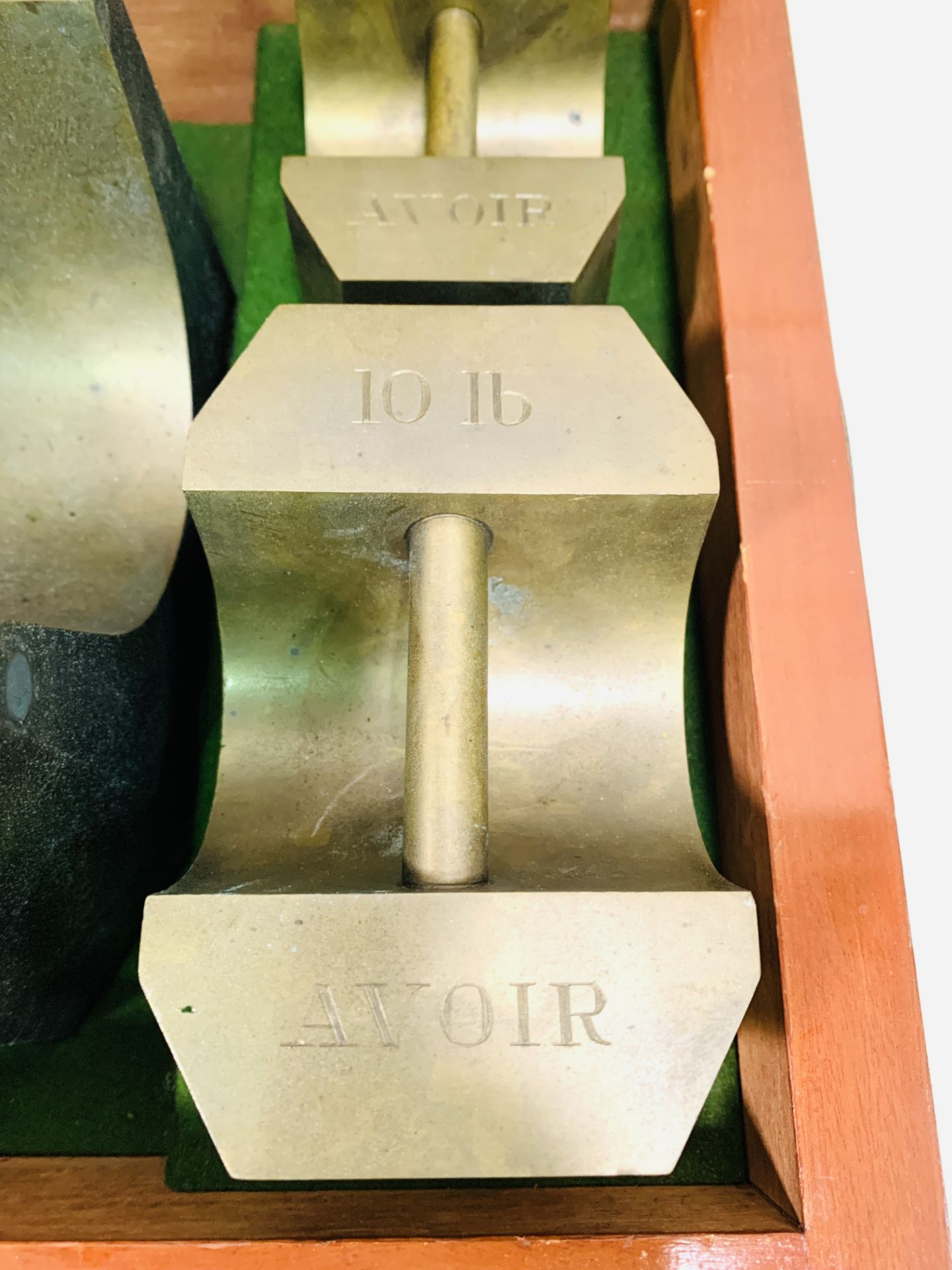 A boxed set of Avoir brass standard weights: 50lbs, 20lbs, 10lbs and 5lbs by De Grave, London. - Image 2 of 5
