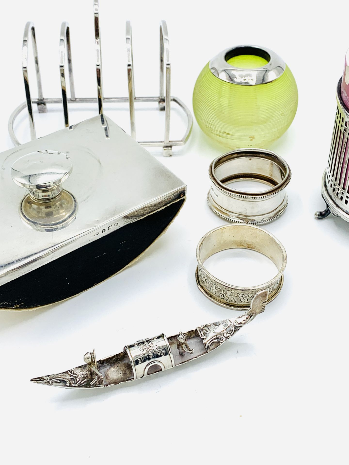 Silver mounted glass match striker, rail sided pot holder; ink blotter; 2 napkin rings; toast rack - Image 4 of 4