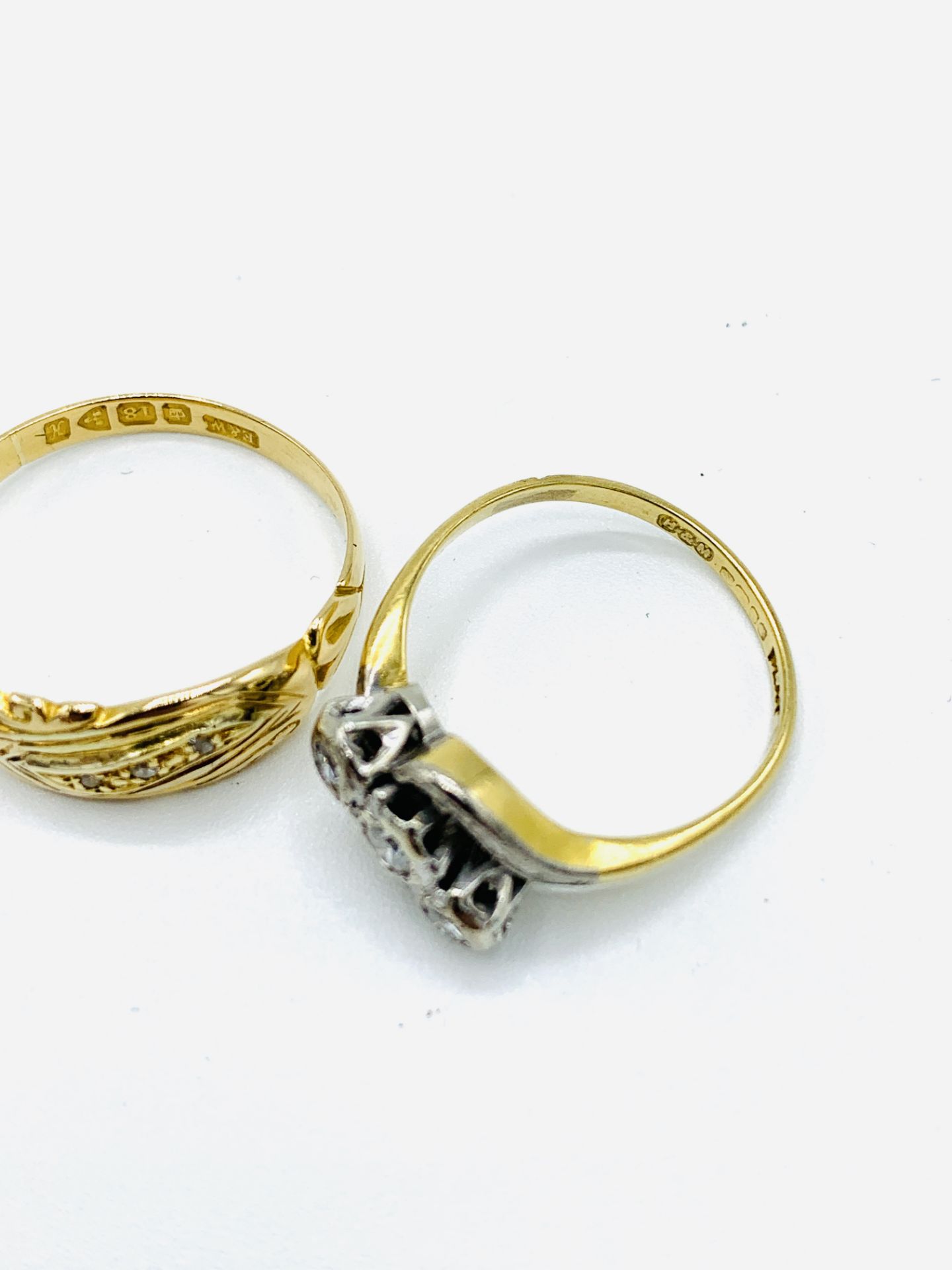 Two 18ct gold and platinum diamond rings and an 18ct gold ring - Image 4 of 5