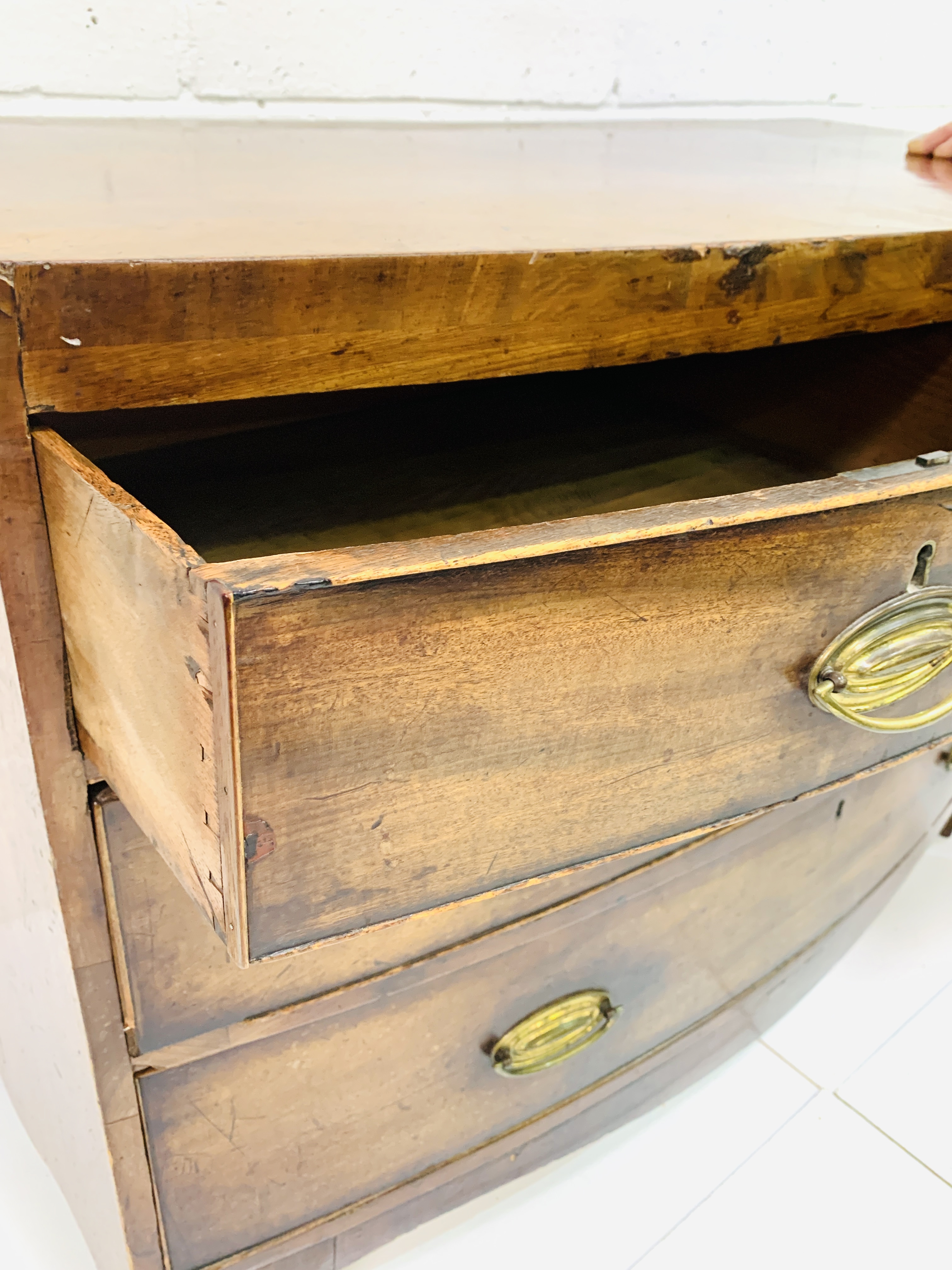 Early 19th Century bow fronted mahogany veneer chest of drawers - Image 6 of 7