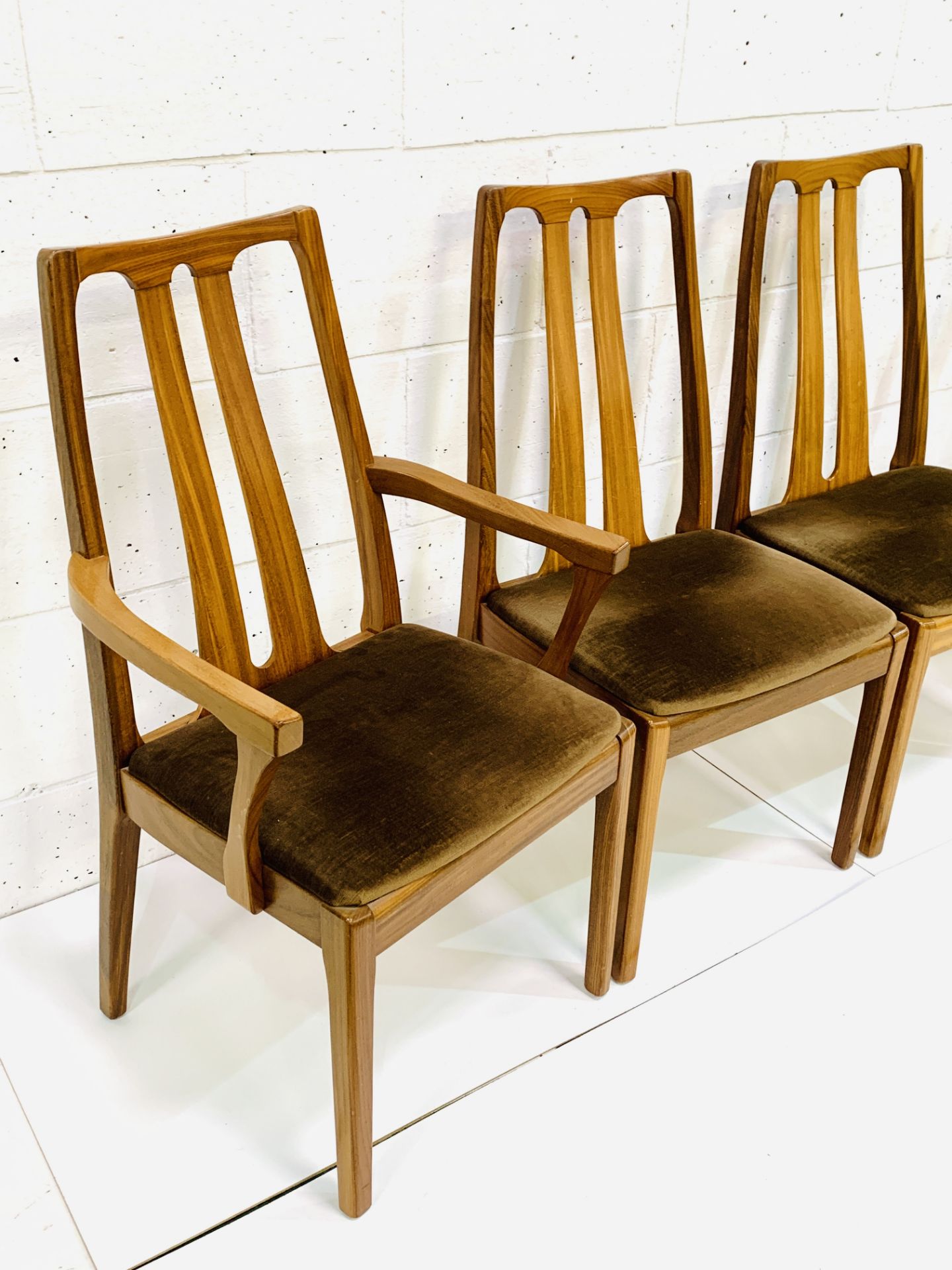 Group of four Nathan Furniture chairs - Image 3 of 6