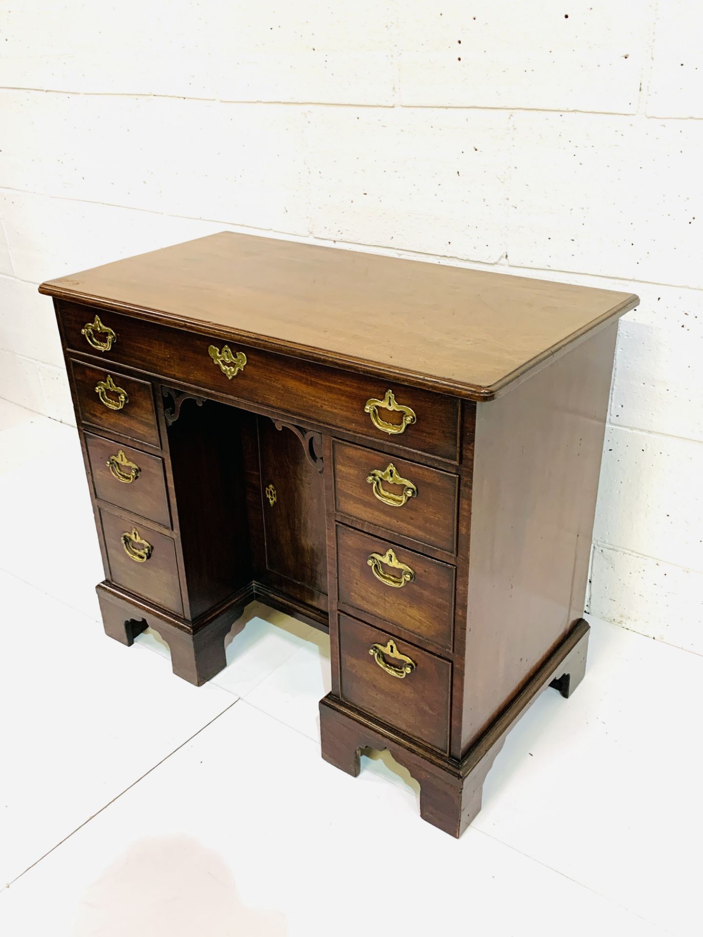 Georgian mahogany kneehole desk - Image 3 of 9