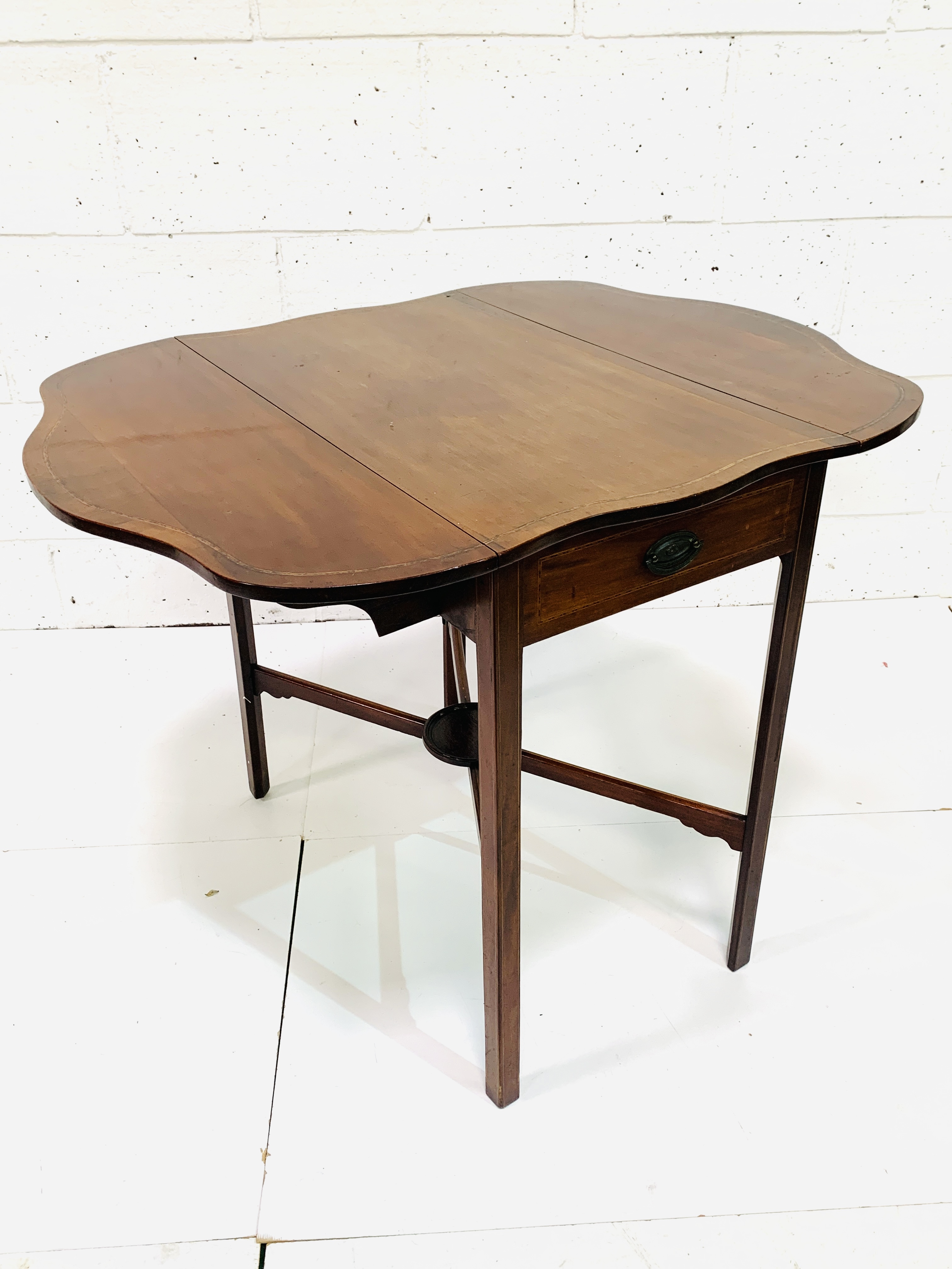 Inlaid mahogany shaped edge drop-side table - Image 2 of 4
