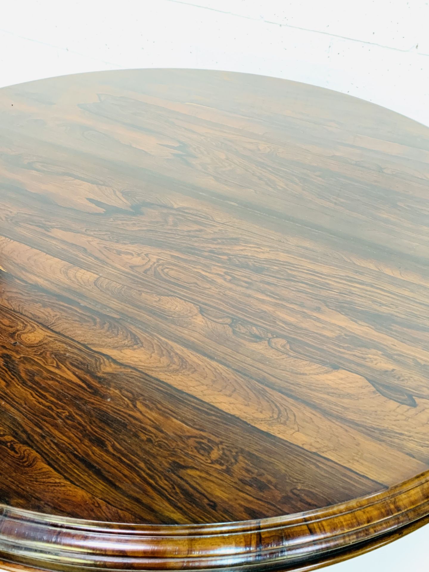 Victorian circular Rosewood tilt top table - Image 5 of 9