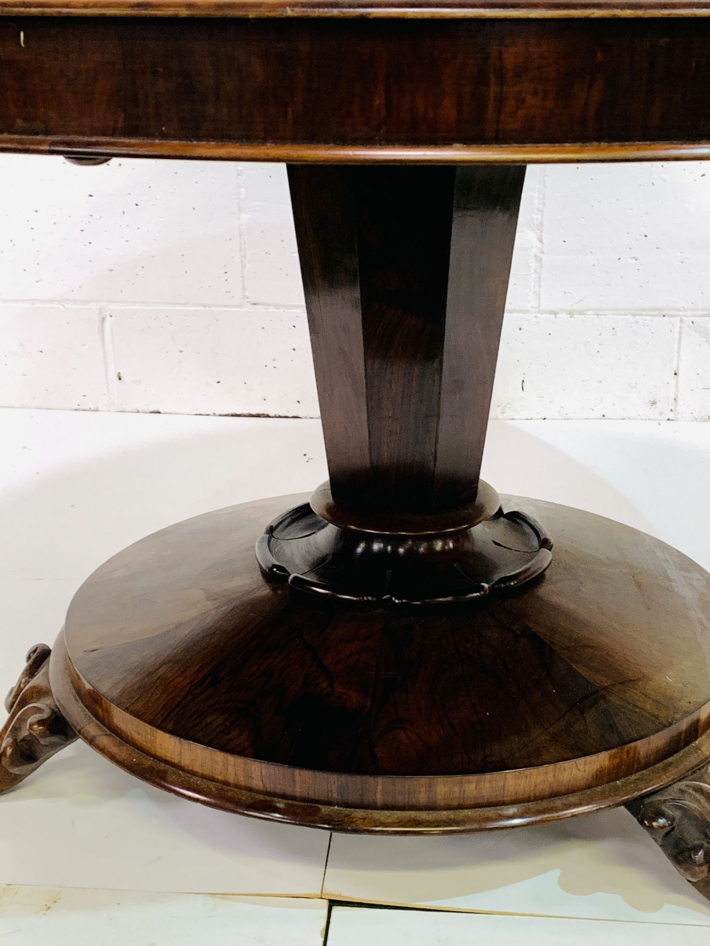 Victorian circular Rosewood tilt top table - Image 2 of 9