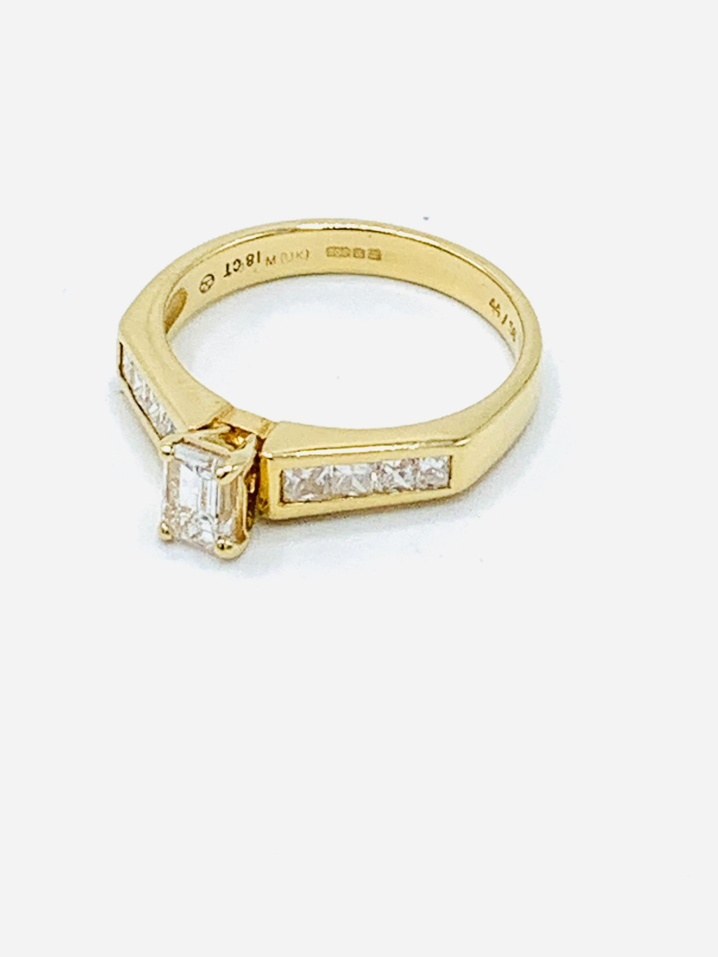 750 gold ring with baguette cut centre diamond and diamonds to shoulders - Image 3 of 5