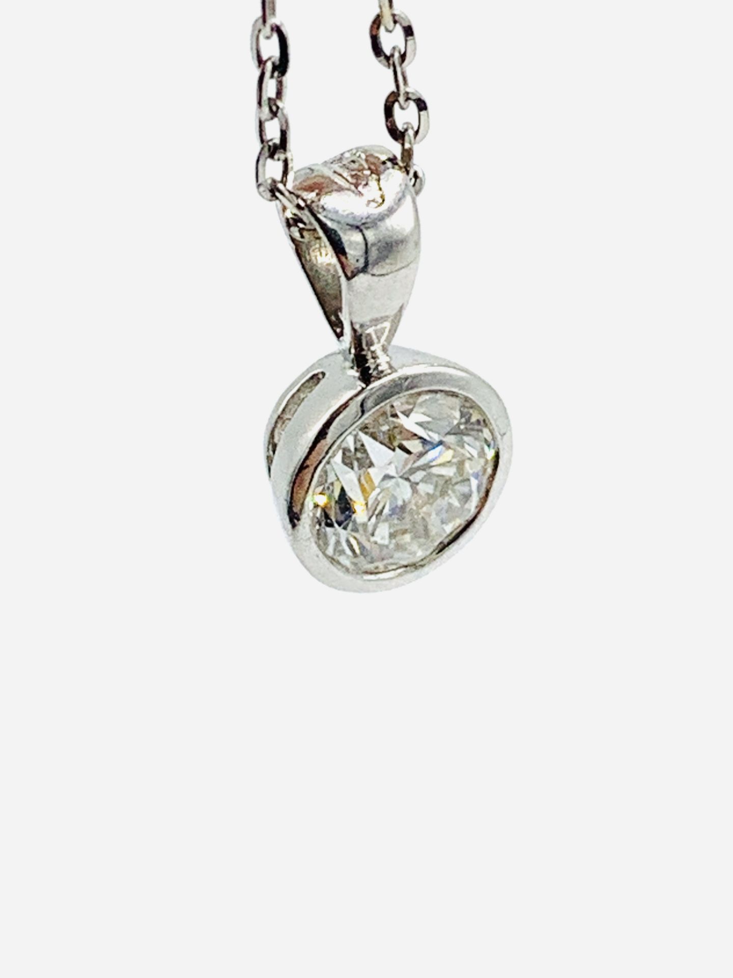 18ct white gold and solitaire diamond pendant on a 18ct white gold chain - Image 4 of 4