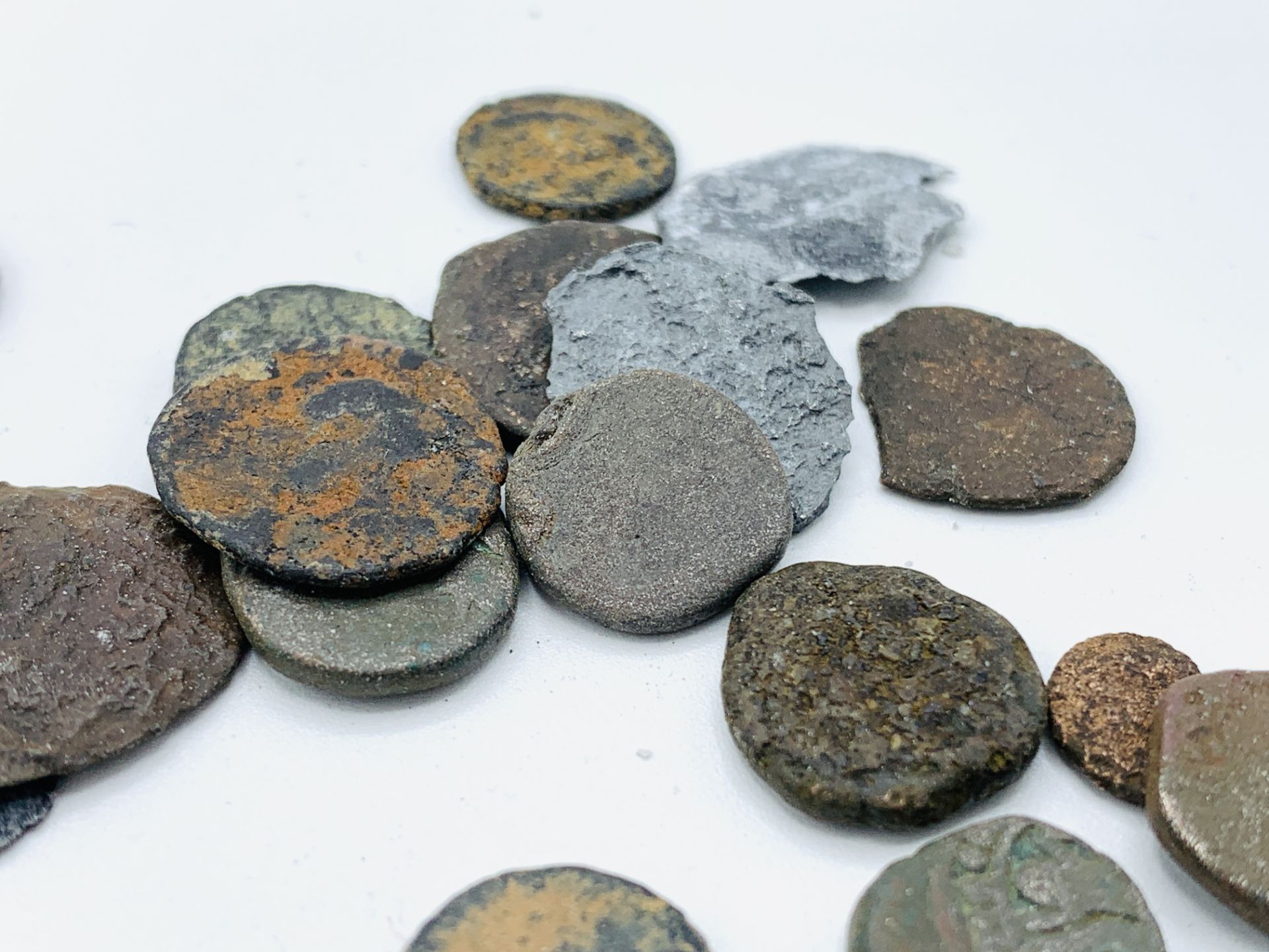 Twenty-three assorted Roman coins - Image 4 of 6