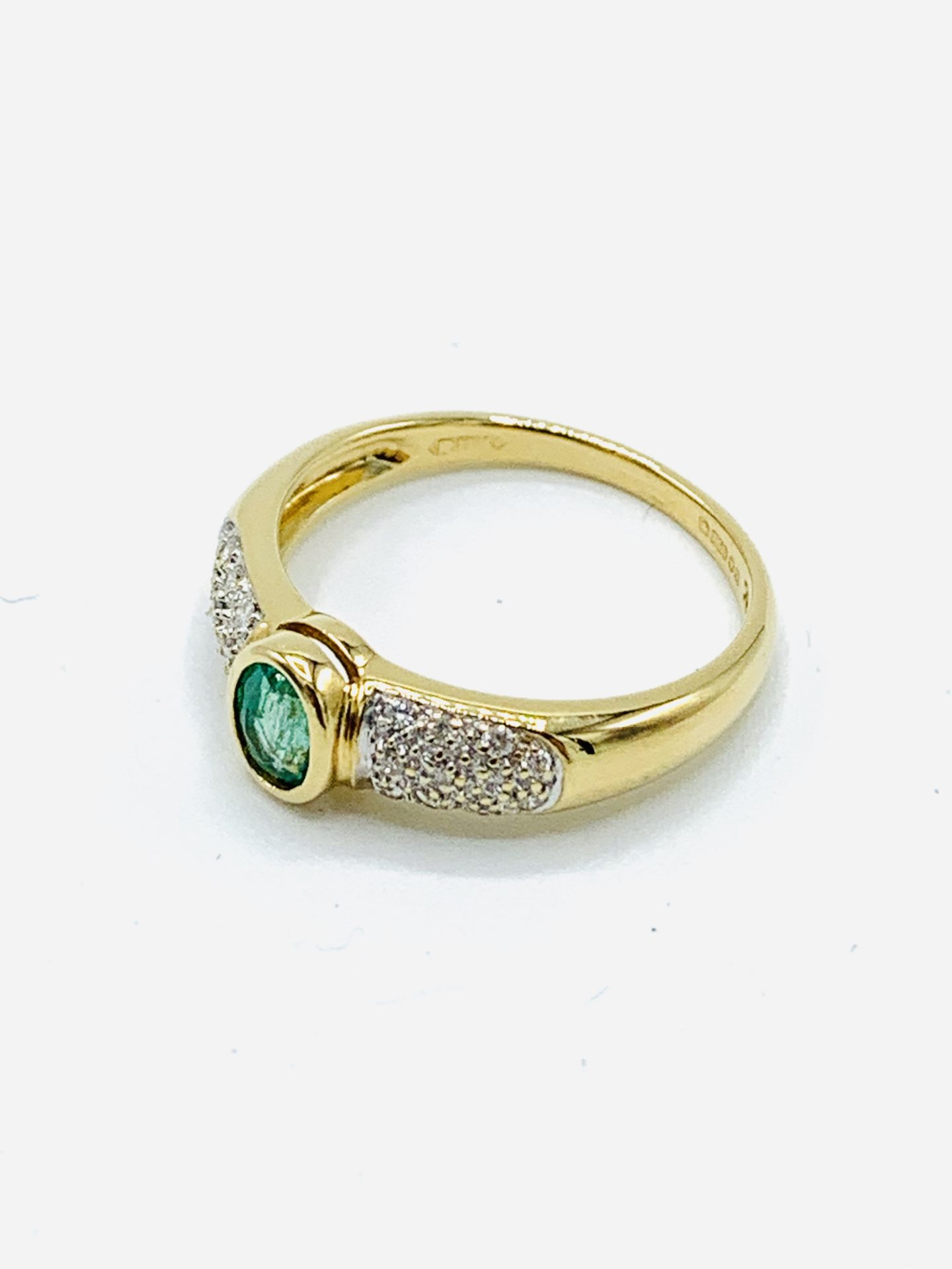 18ct gold emerald and diamond ring - Image 5 of 5