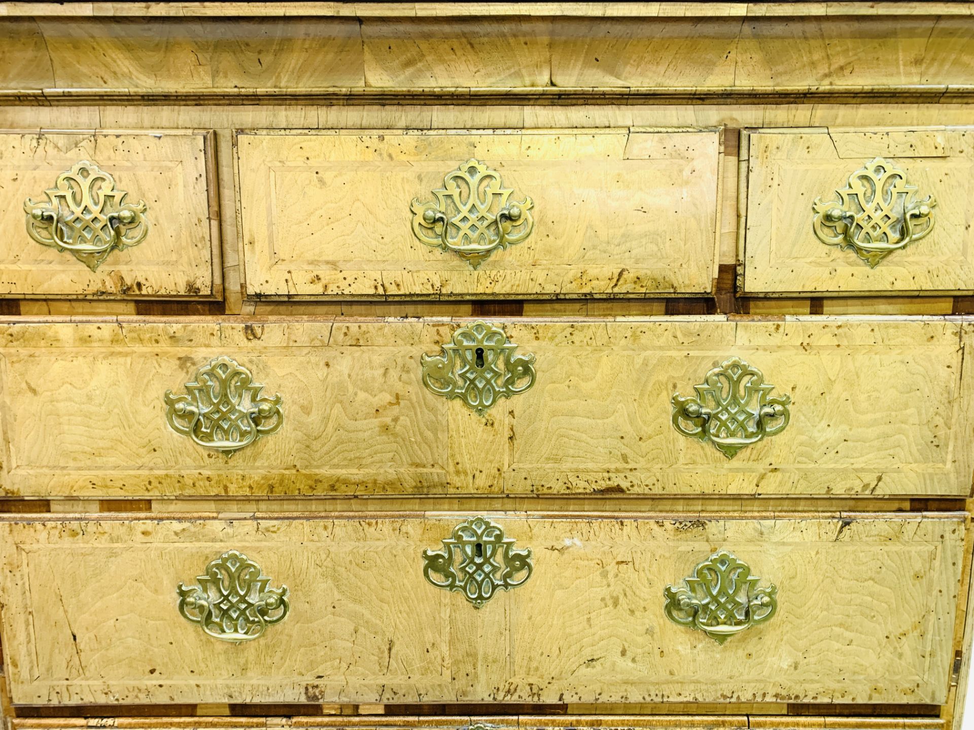 Georgian walnut and mahogany veneer chest on chest - Image 8 of 8