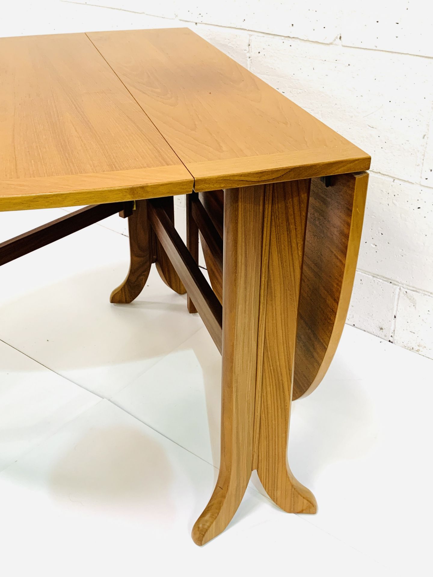 Contemporary hardwood gateleg drop side table - Image 4 of 4