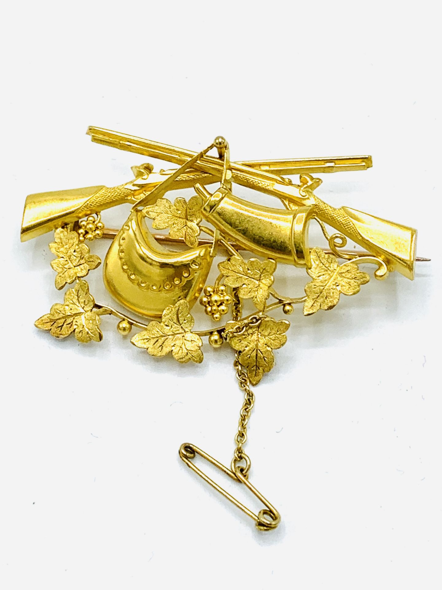 Gold Victorian hunting brooch in the Etruscan style - Image 2 of 5