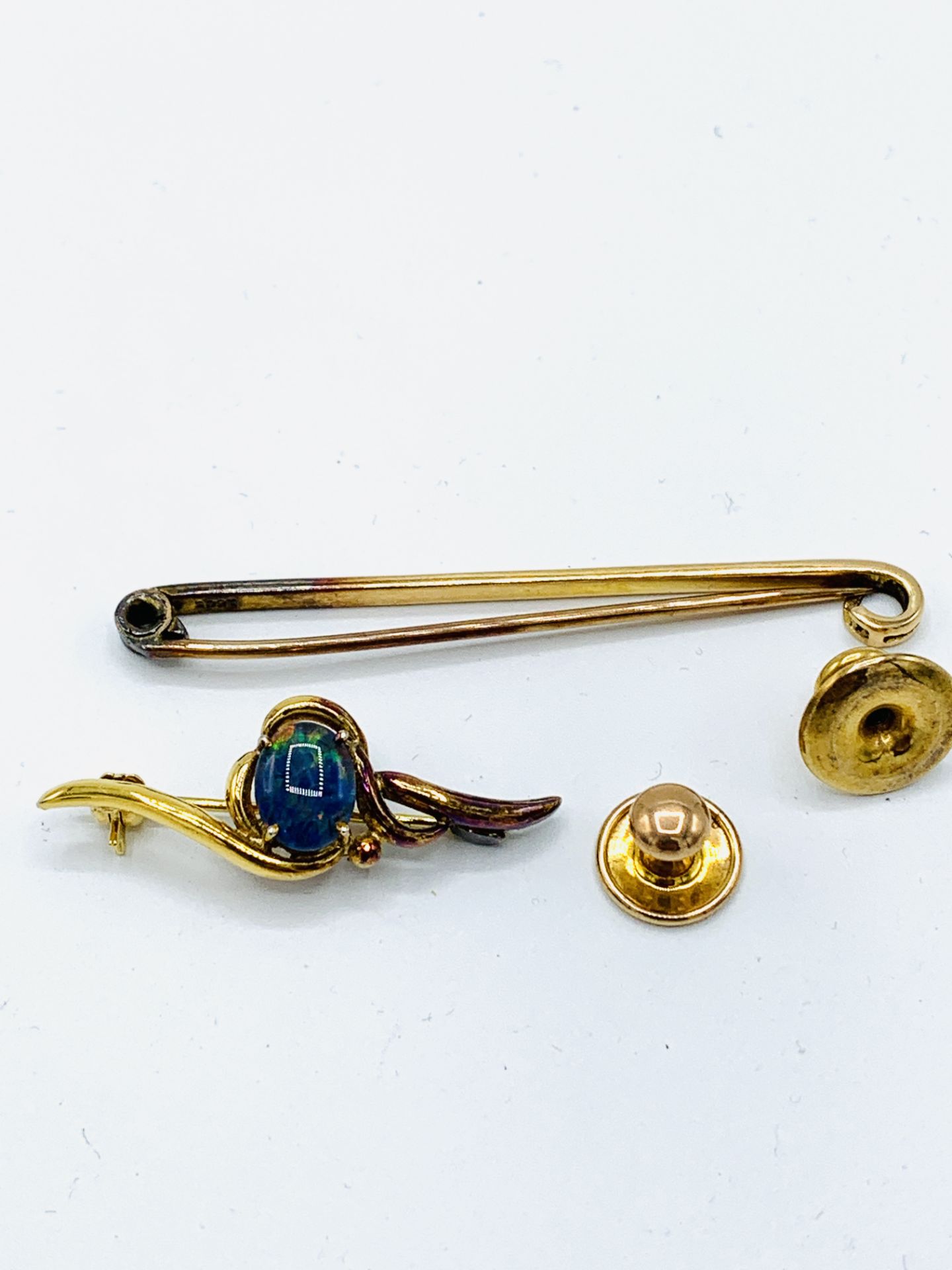 15ct gold stock pin, a 9ct gold stud and an opal doublet set brooch - Image 2 of 3