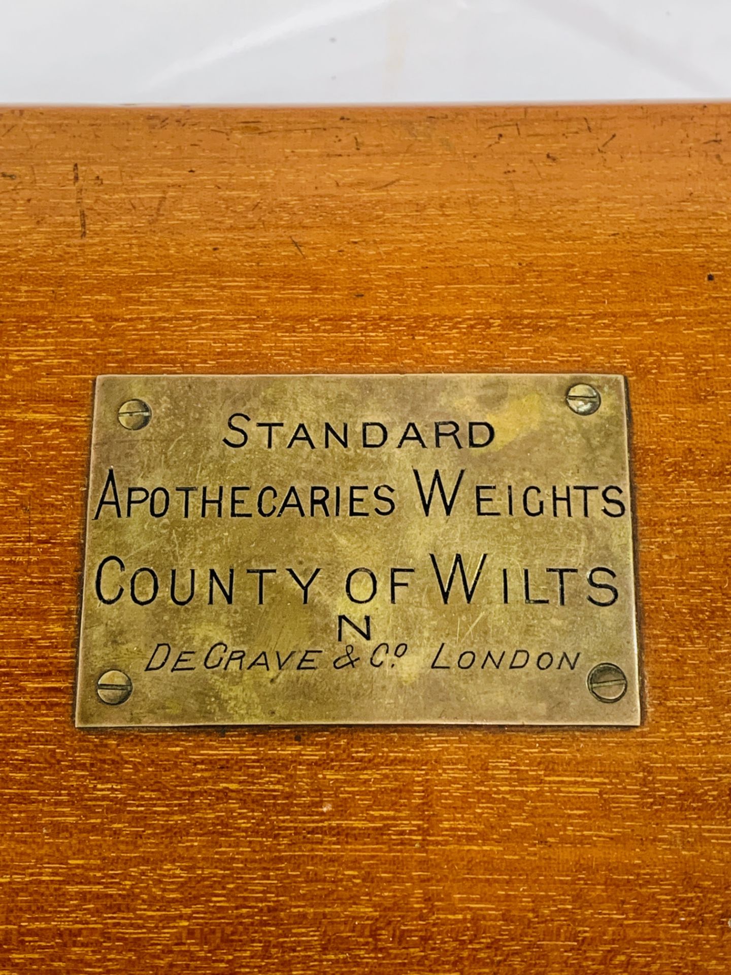 Mahogany box of weights labelled "Standard Apothecaries Weights, County of Wilts, De Grave, London" - Image 6 of 6