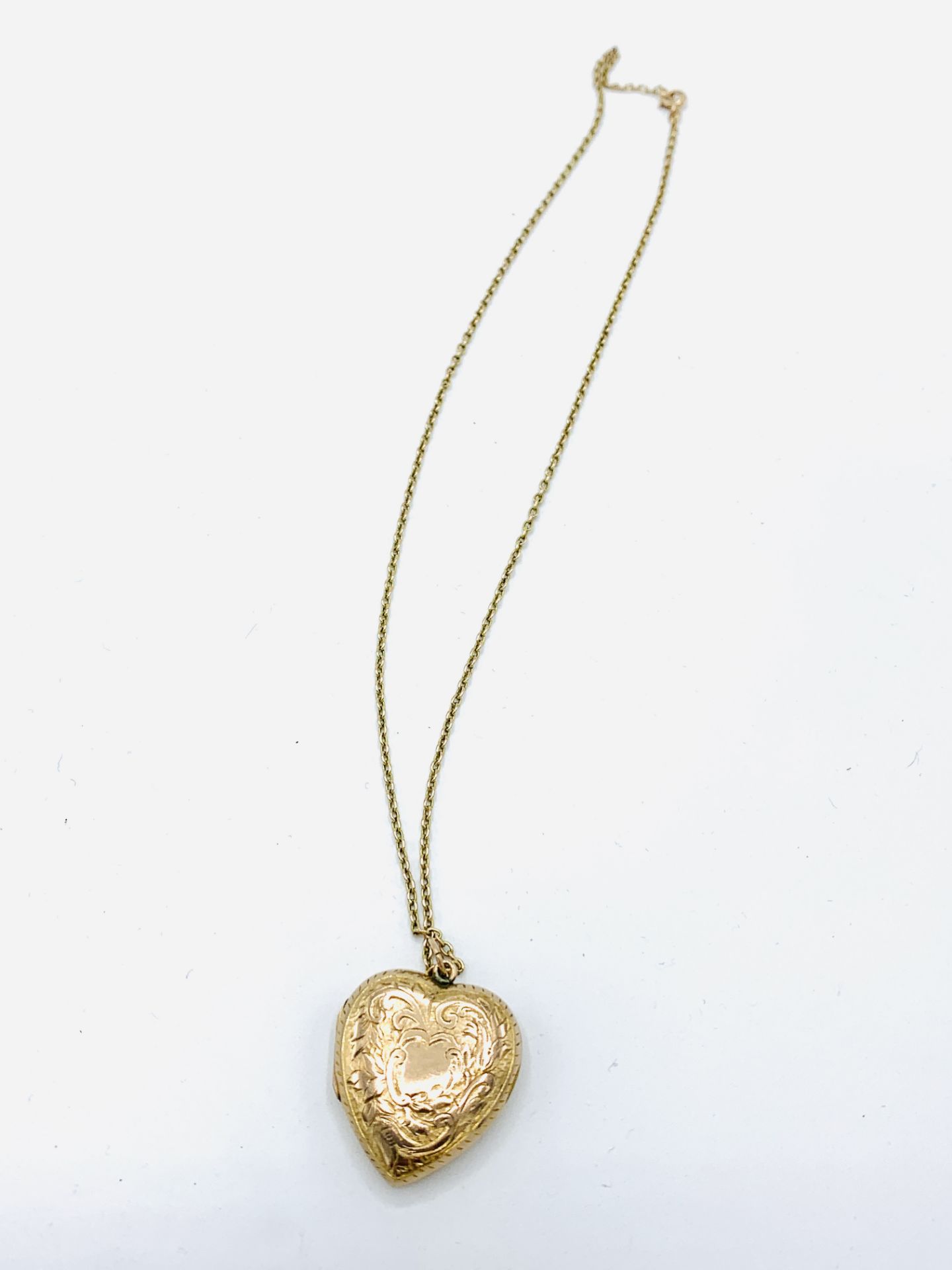 9ct gold heart shaped locket on a 9ct gold chain