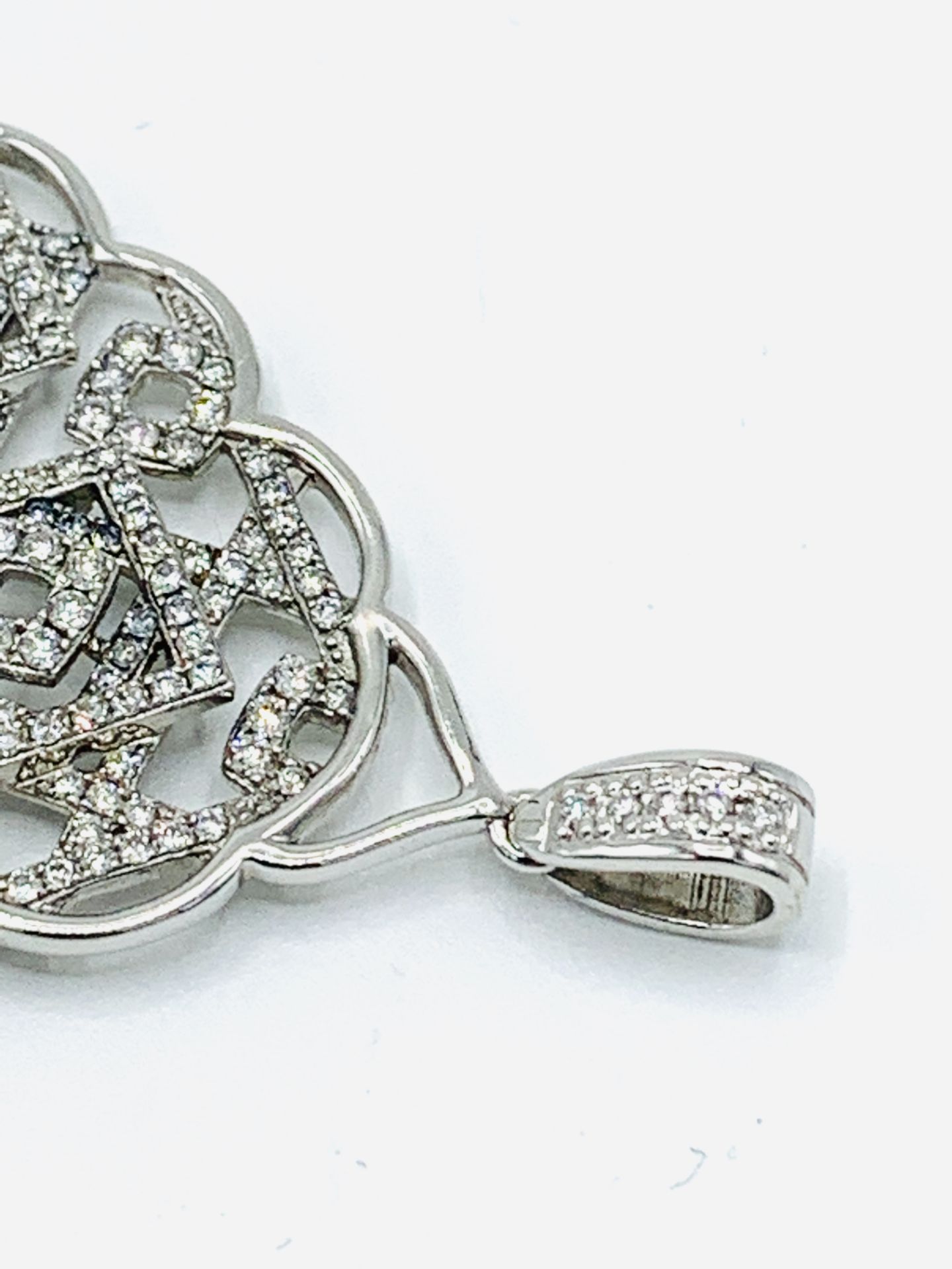 18ct white gold and diamond filigree leaf shaped pendant - Image 3 of 5