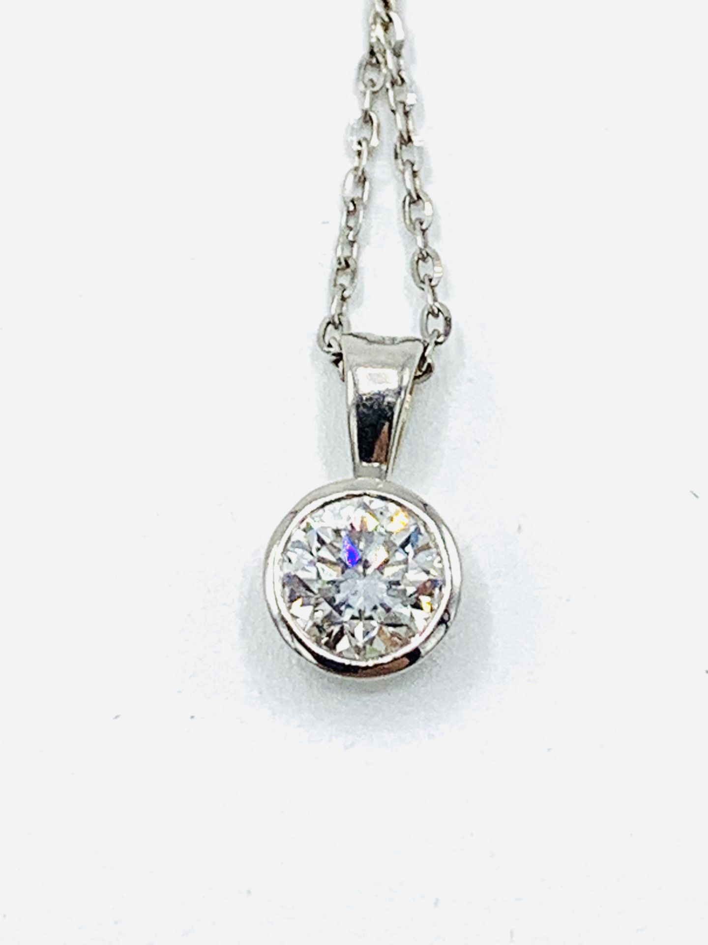 18ct white gold and solitaire diamond pendant on a 18ct white gold chain