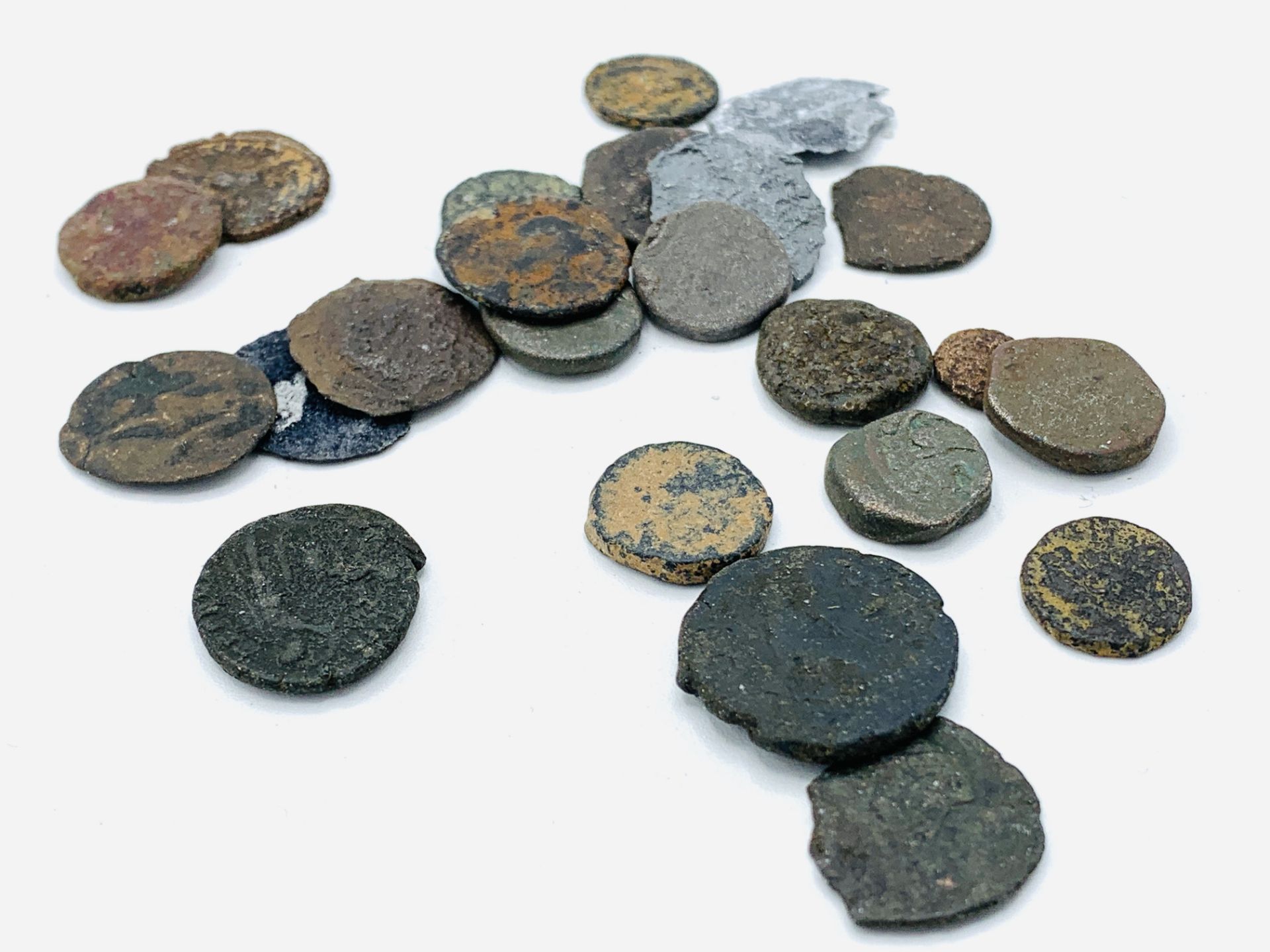 Twenty-three assorted Roman coins - Image 3 of 6