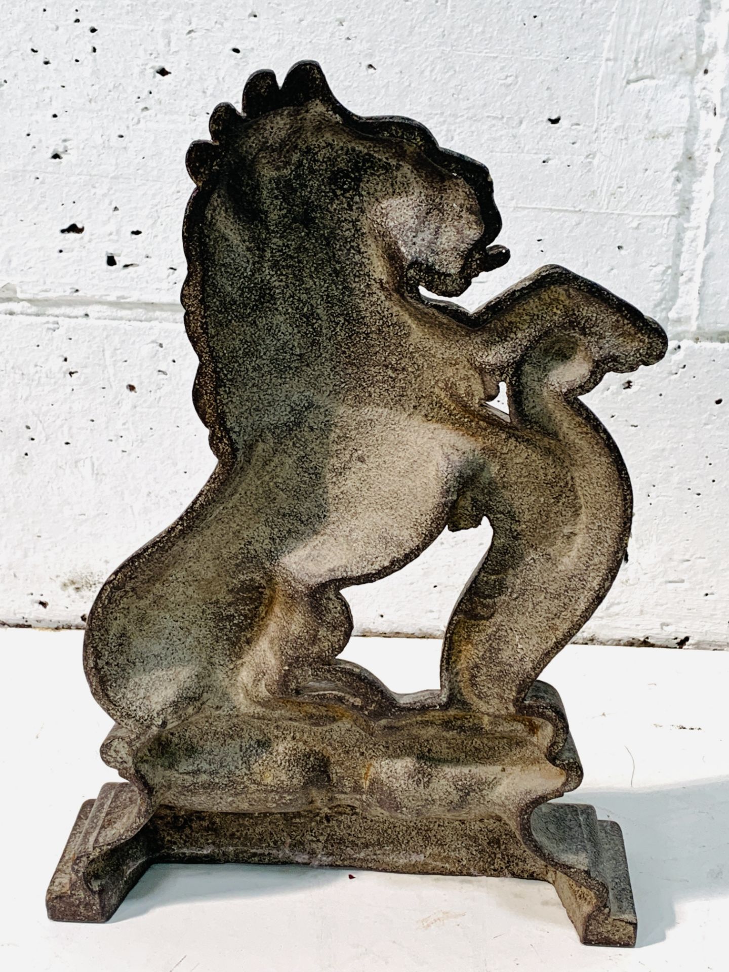 Cast iron doorstop in the form of a lion rampant - Image 2 of 2