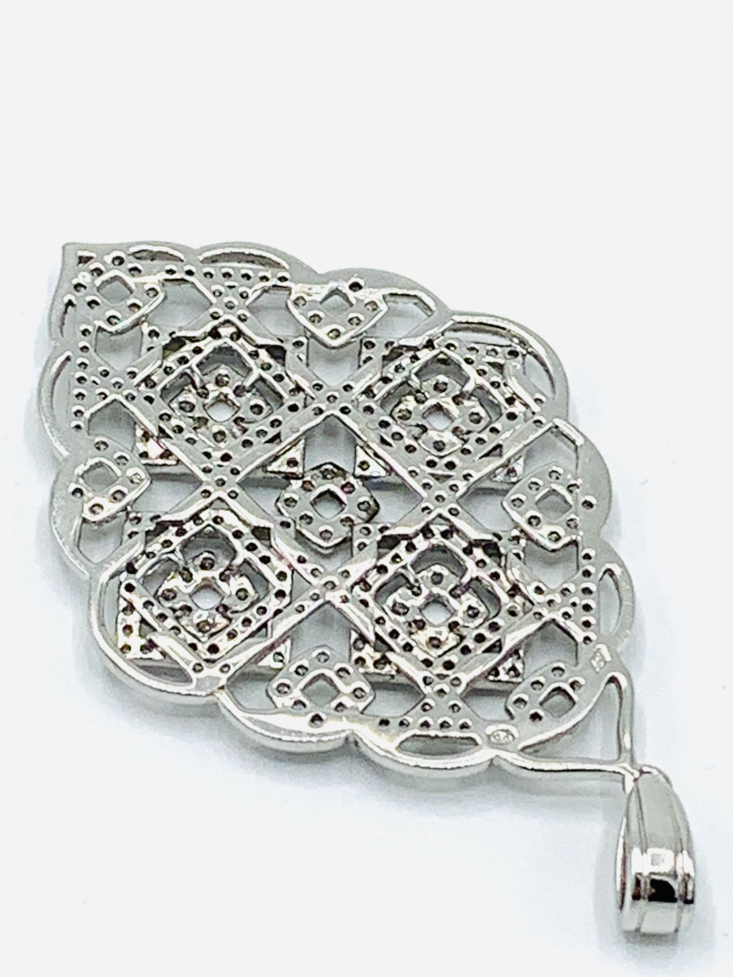 18ct white gold and diamond filigree leaf shaped pendant - Image 5 of 5