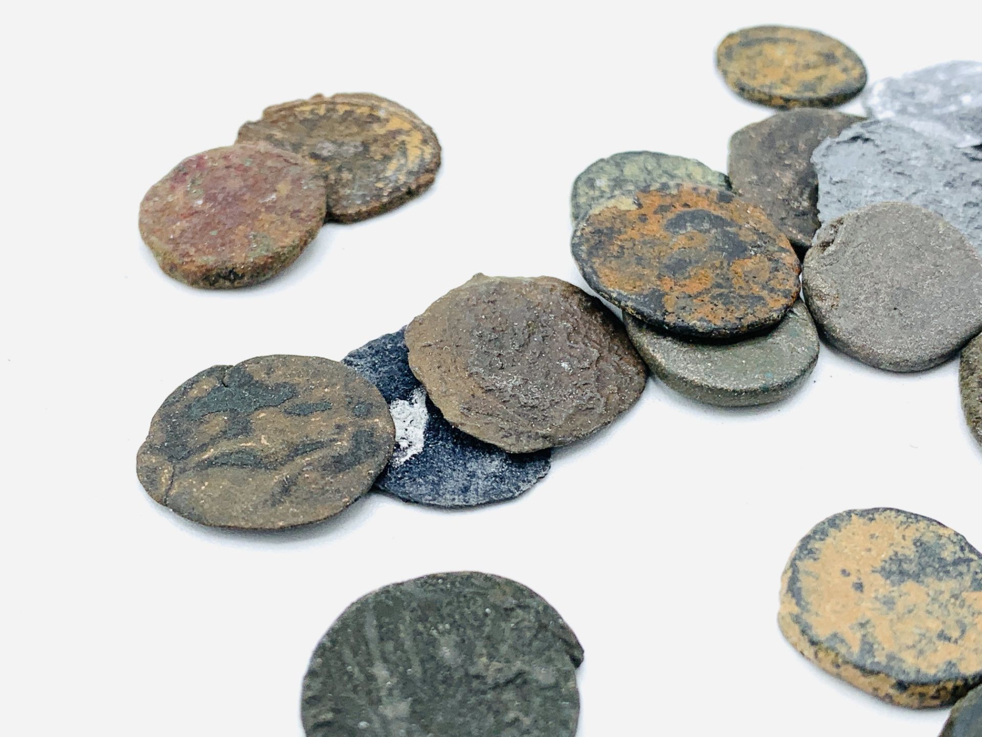 Twenty-three assorted Roman coins - Image 5 of 6