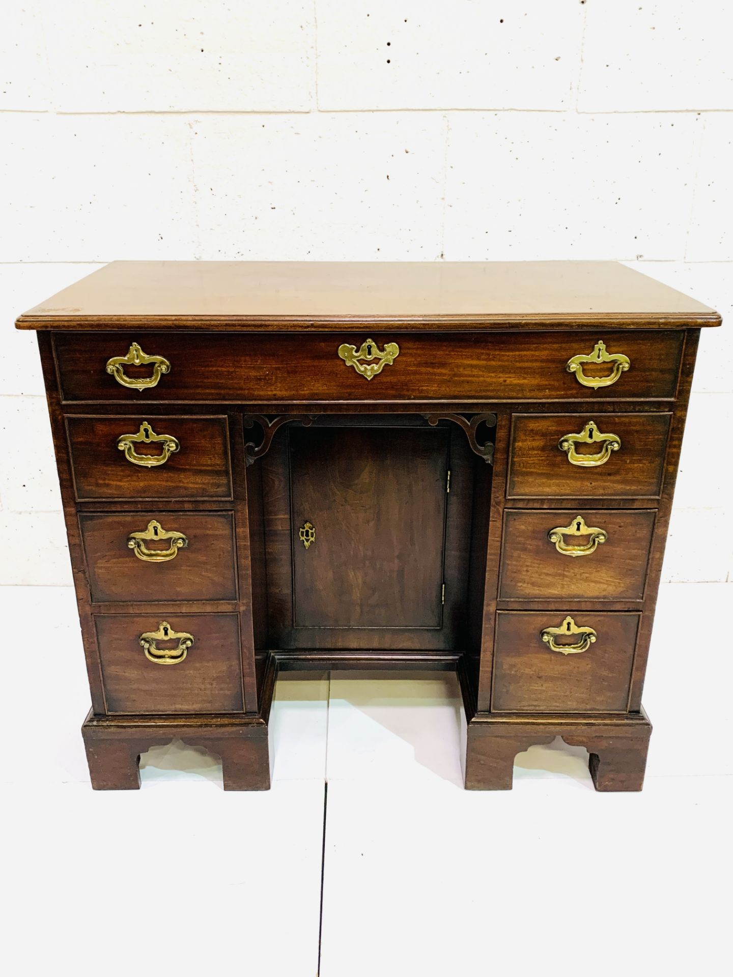 Georgian mahogany kneehole desk - Image 2 of 9