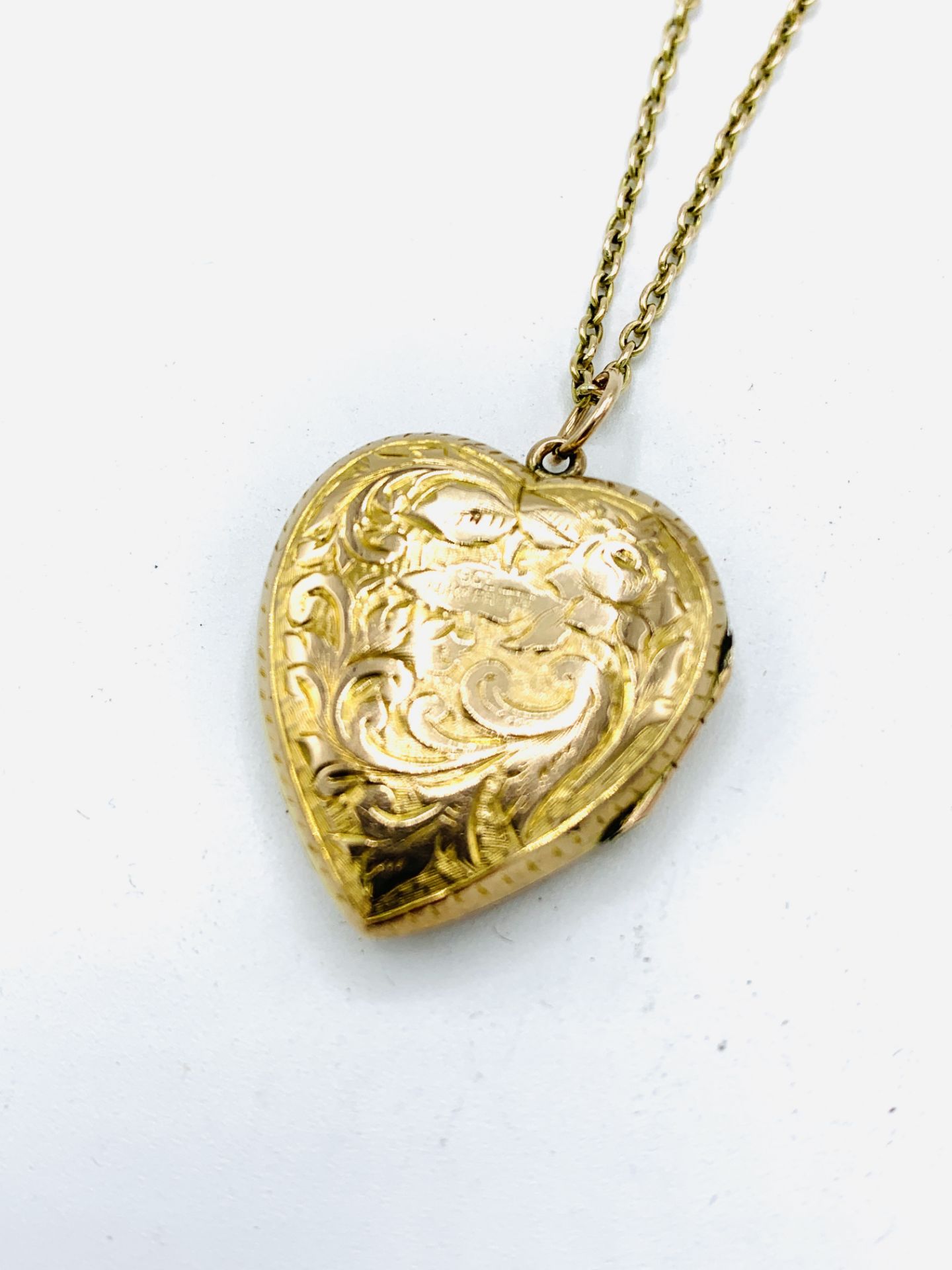 9ct gold heart shaped locket on a 9ct gold chain - Image 2 of 4