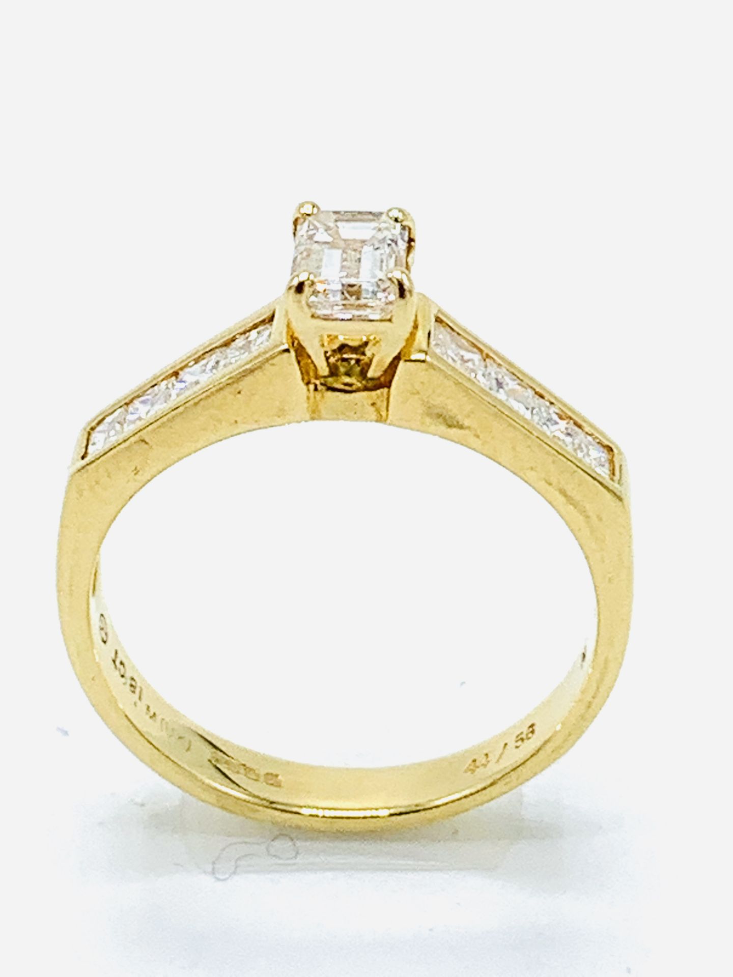 750 gold ring with baguette cut centre diamond and diamonds to shoulders - Image 2 of 5