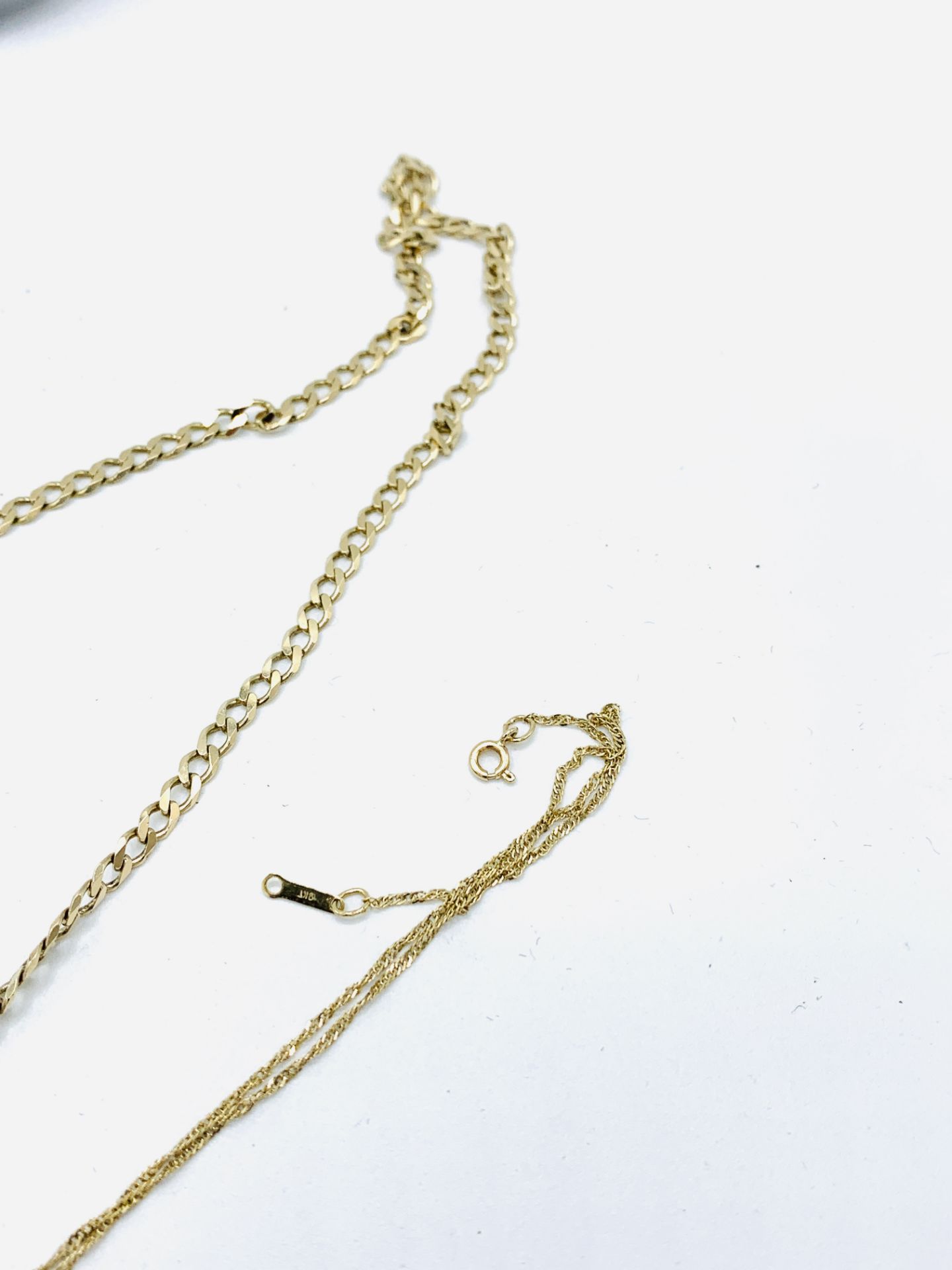 9ct gold flat chain necklace, 9ct gold very fine chain, a black fabric strap with 9ct gold clasp - Image 4 of 5