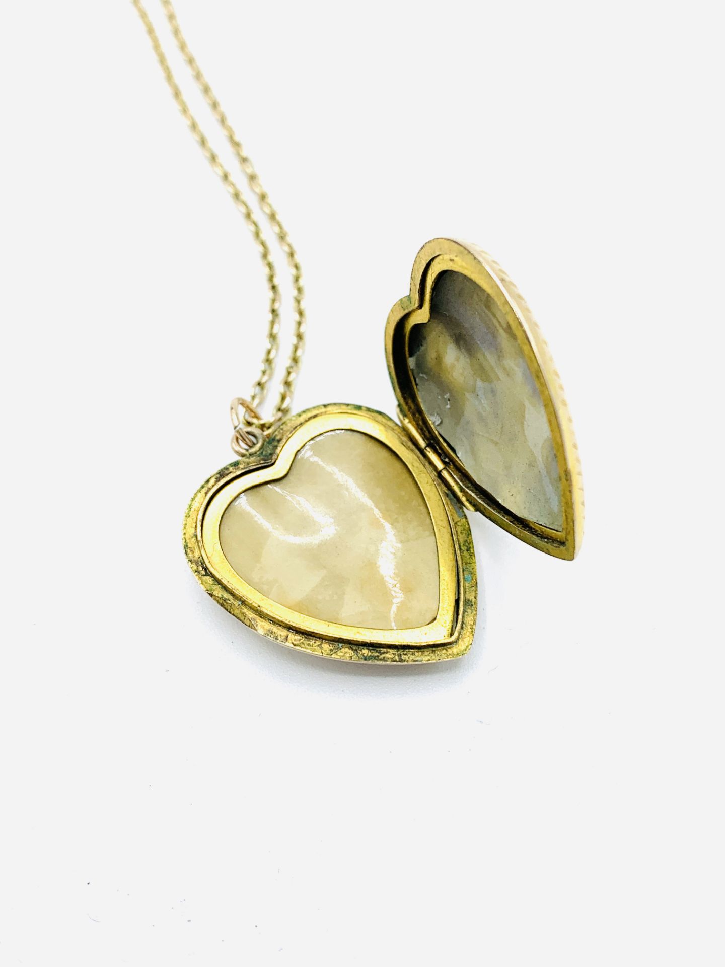 9ct gold heart shaped locket on a 9ct gold chain - Image 3 of 4