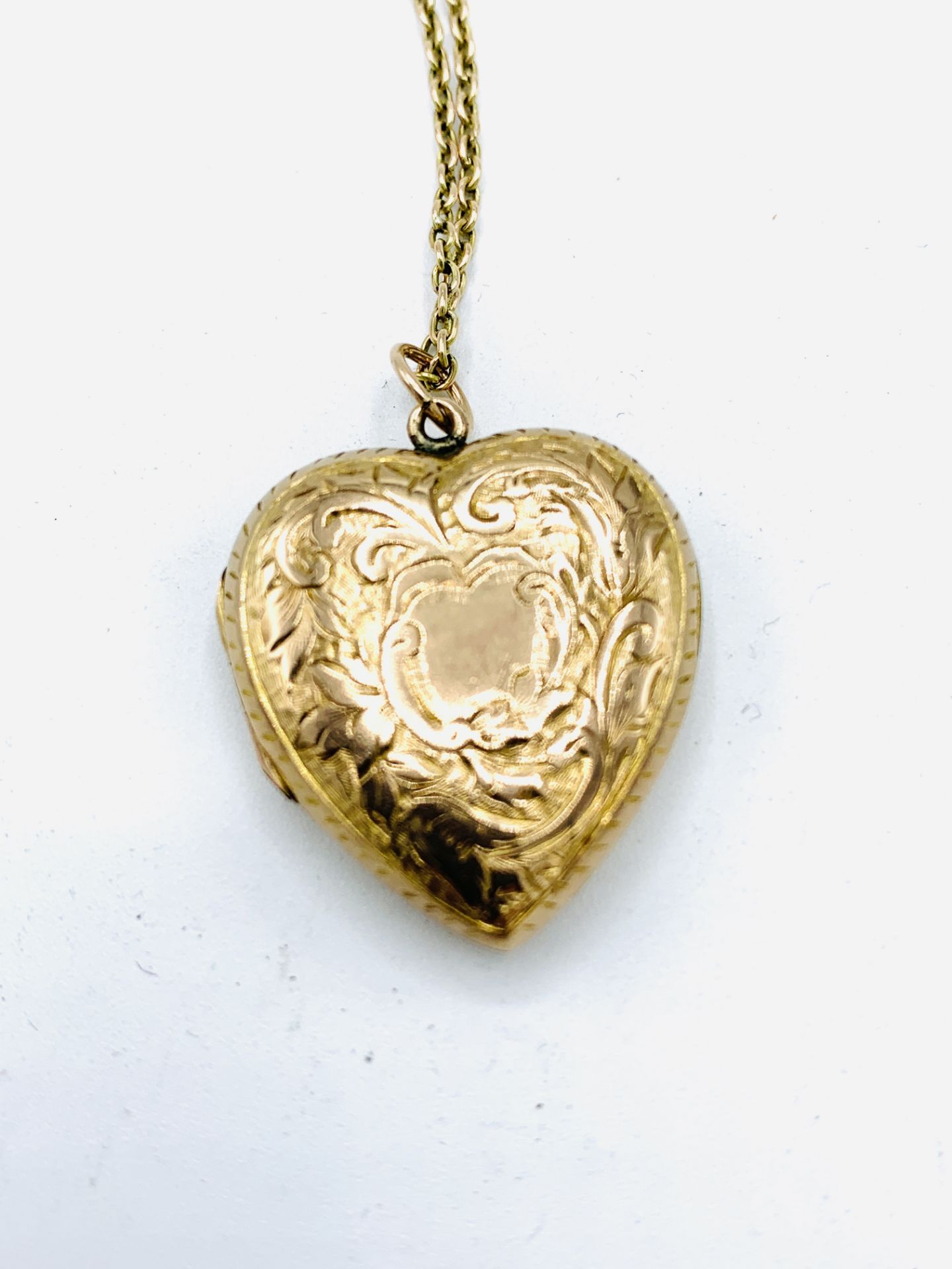 9ct gold heart shaped locket on a 9ct gold chain - Image 4 of 4